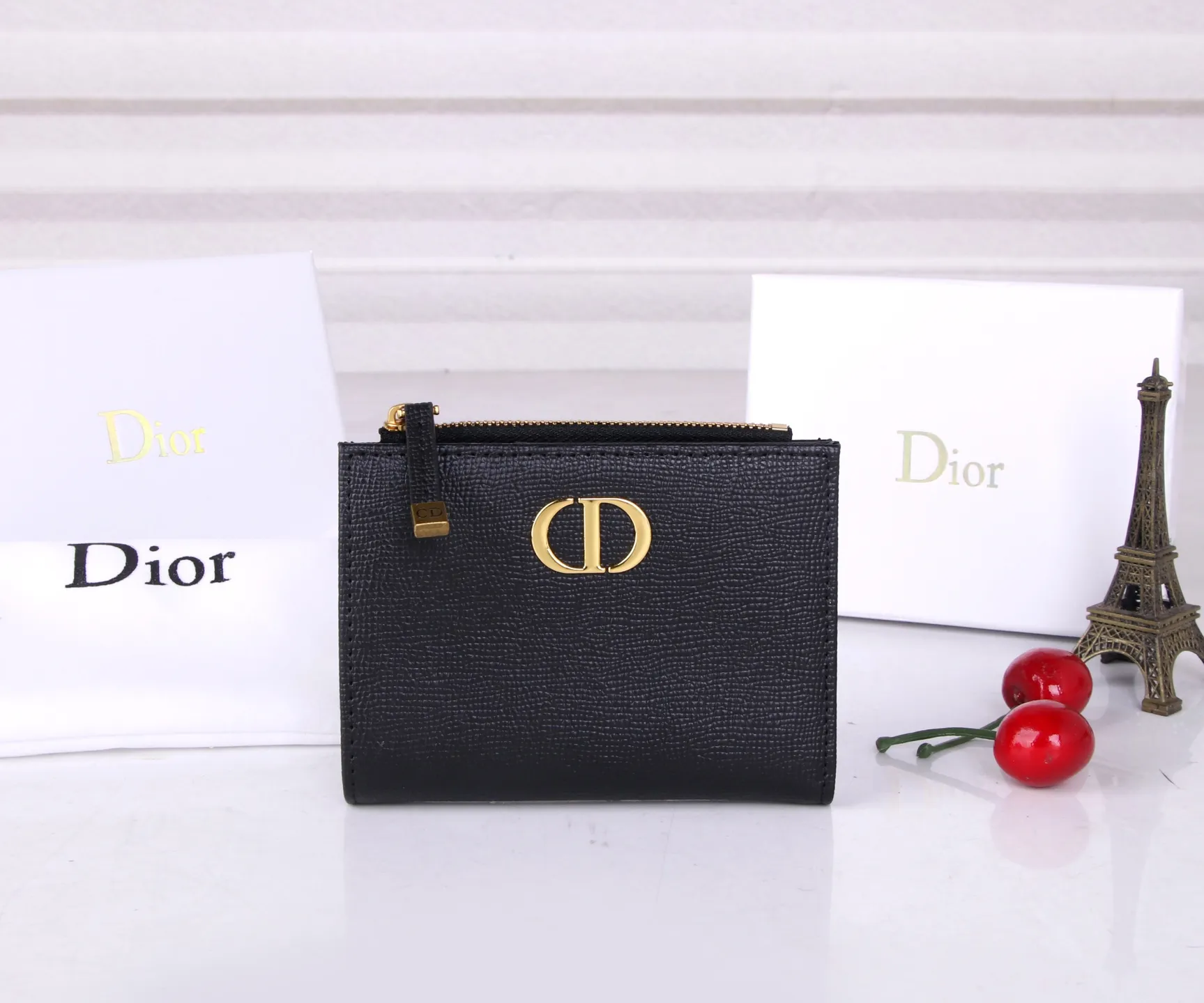 💰170 Style No.; 3017-2 Brand: Dior Color: Black Size: 11.5*9*2 Description: The latest models from Dior counters are now available! Made of imported calfskin, the workmanship is exquisite, comparable to that of counters! Multifunctional small wallet, super practical! 3862