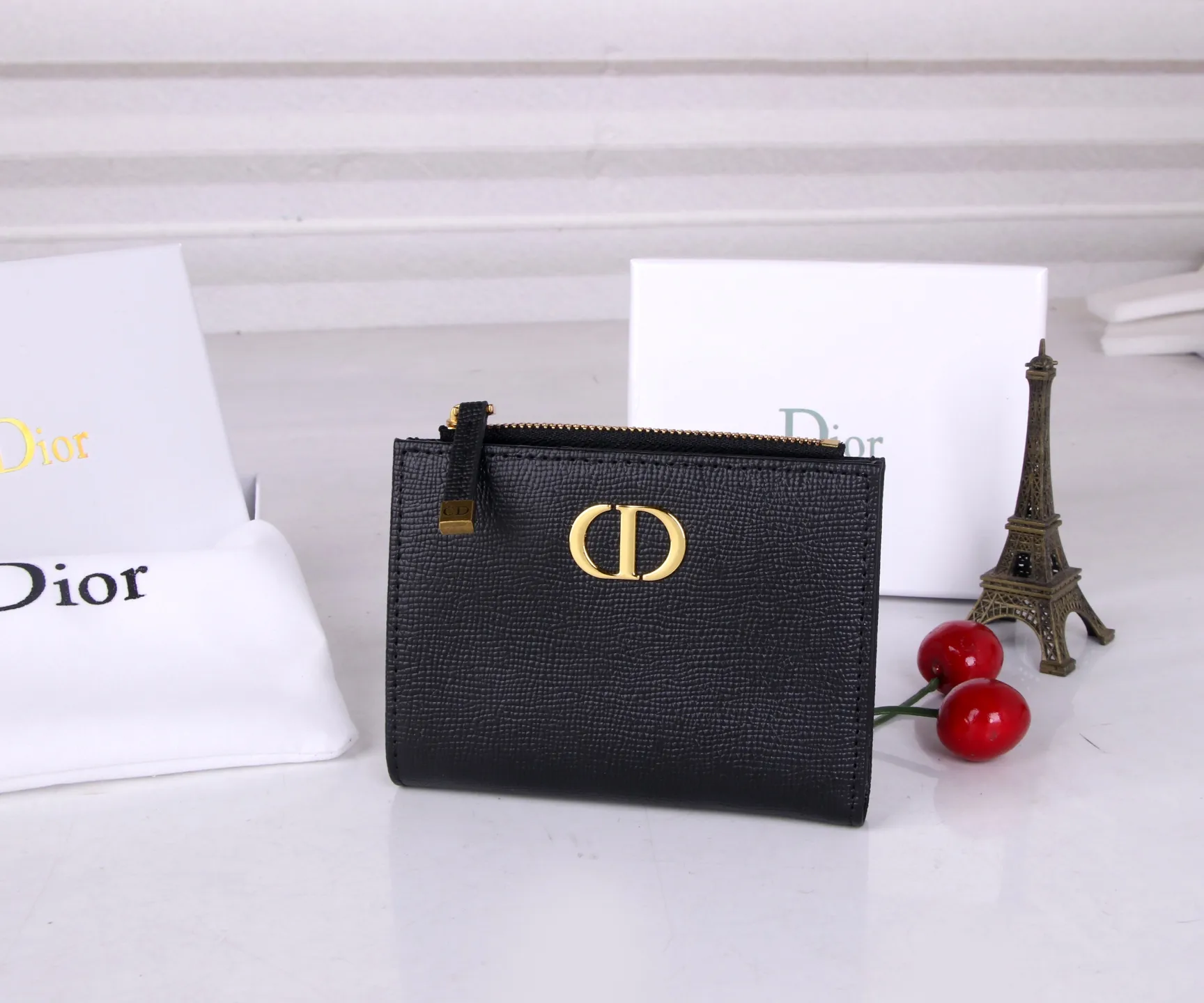 💰170 Style No.; 3017-2 Brand: Dior Color: Black Size: 11.5*9*2 Description: The latest models from Dior counters are now available! Made of imported calfskin, the workmanship is exquisite, comparable to that of counters! Multifunctional small wallet, super practical! 3862