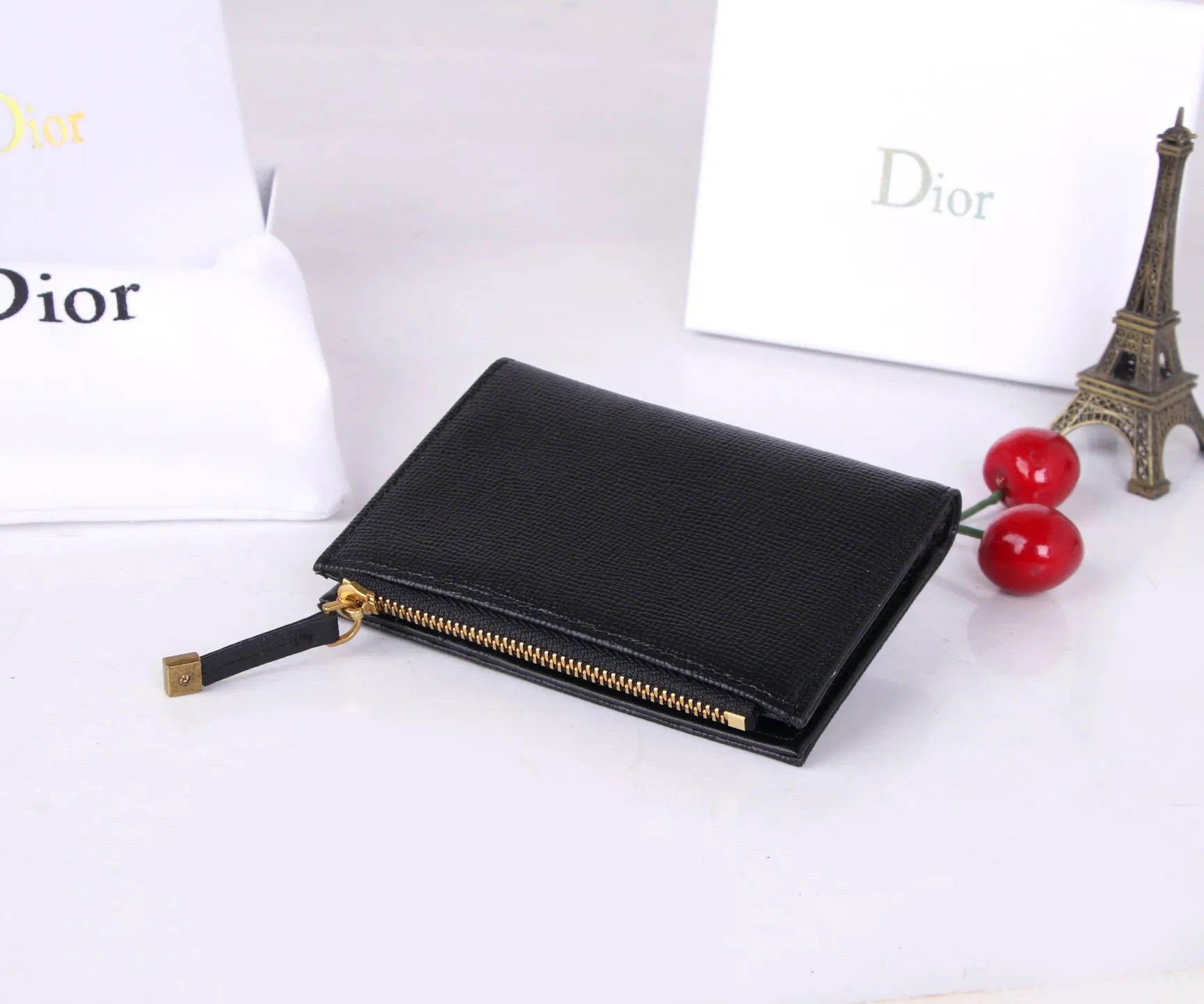 💰170 Style No.; 3017-2 Brand: Dior Color: Black Size: 11.5*9*2 Description: The latest models from Dior counters are now available! Made of imported calfskin, the workmanship is exquisite, comparable to that of counters! Multifunctional small wallet, super practical! 3862