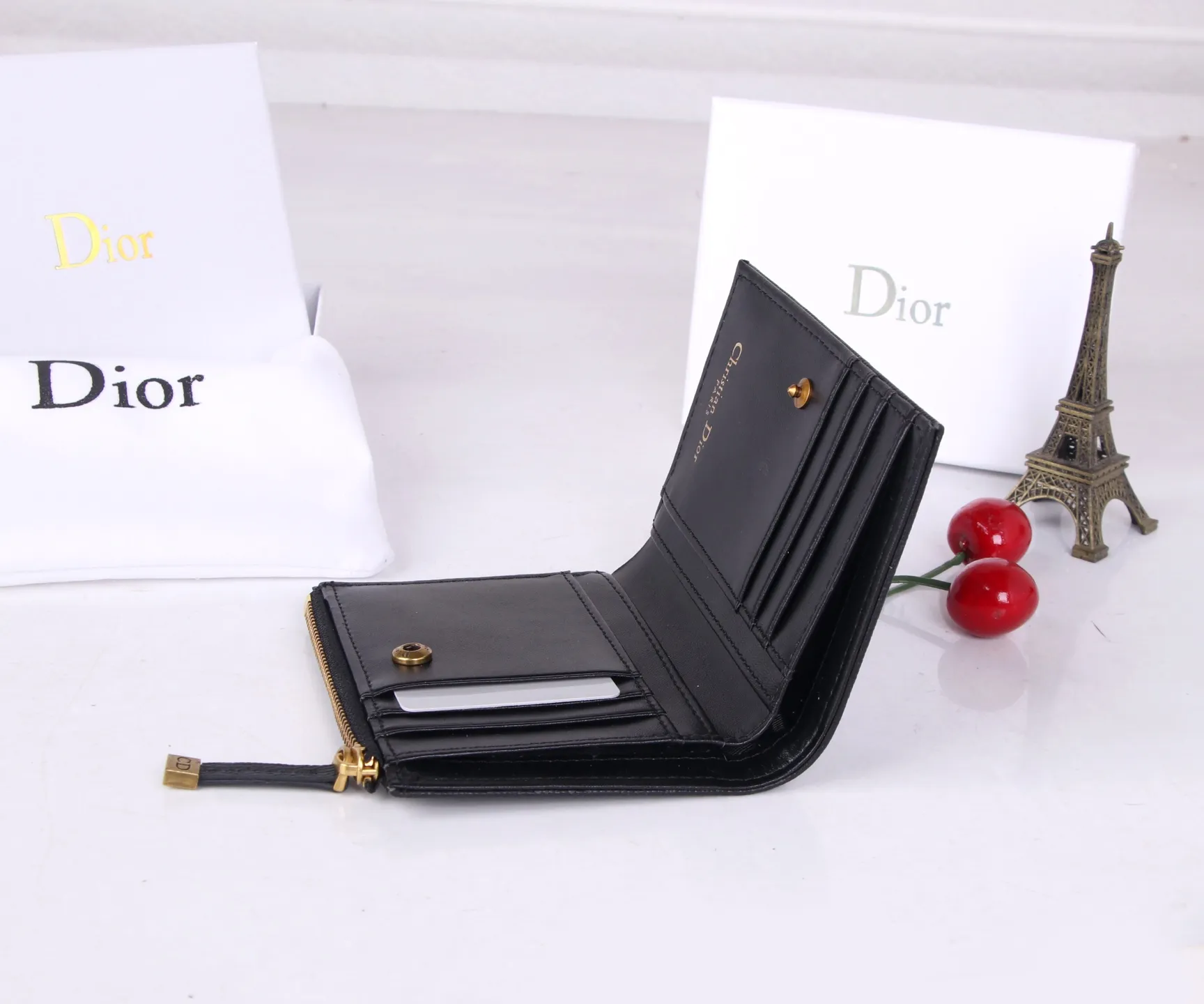 💰170 Style No.; 3017-2 Brand: Dior Color: Black Size: 11.5*9*2 Description: The latest models from Dior counters are now available! Made of imported calfskin, the workmanship is exquisite, comparable to that of counters! Multifunctional small wallet, super practical! 3862