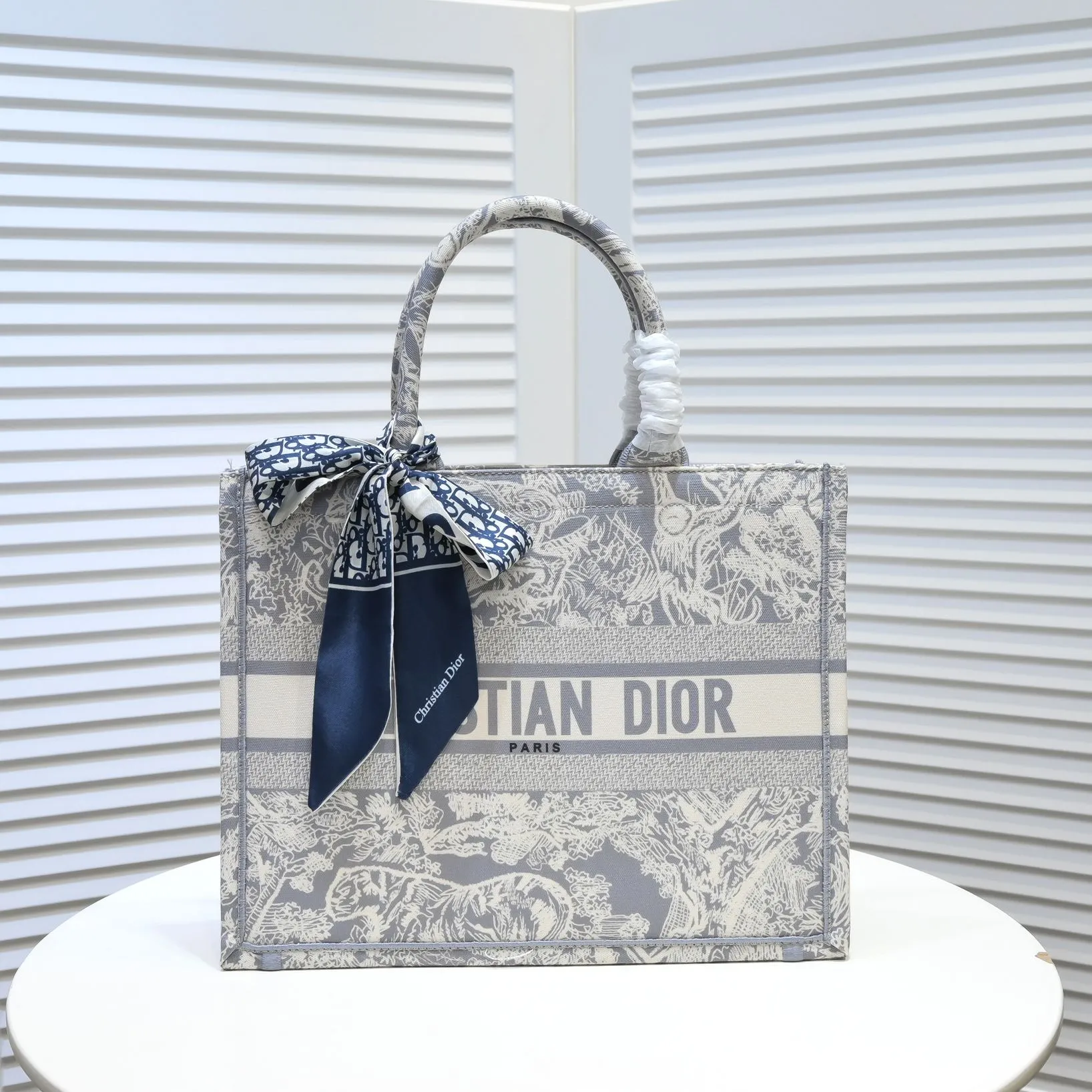 💰340￥Small size with silk scarf and overlock🔜Dior new shopping bag at Dior counter! Counters are updated simultaneously! Limited edition of the same style as the stars! Super stylish! Imported fabric👍high-end quality! Model: 8034 Size: 36*27*16cm