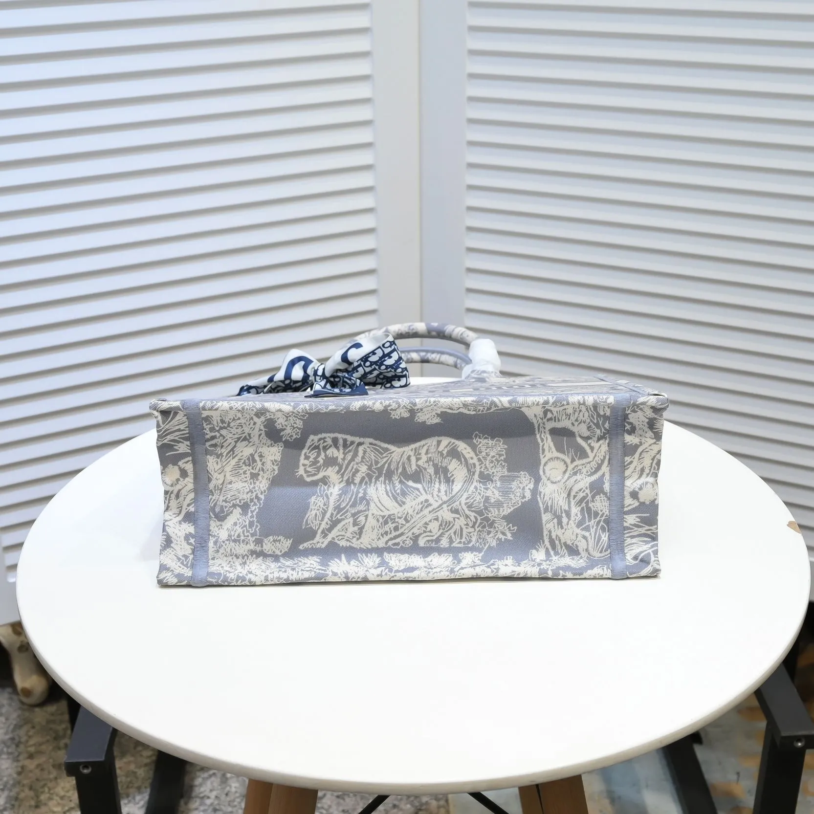 💰340￥Small size with silk scarf and overlock🔜Dior new shopping bag at Dior counter! Counters are updated simultaneously! Limited edition of the same style as the stars! Super stylish! Imported fabric👍high-end quality! Model: 8034 Size: 36*27*16cm