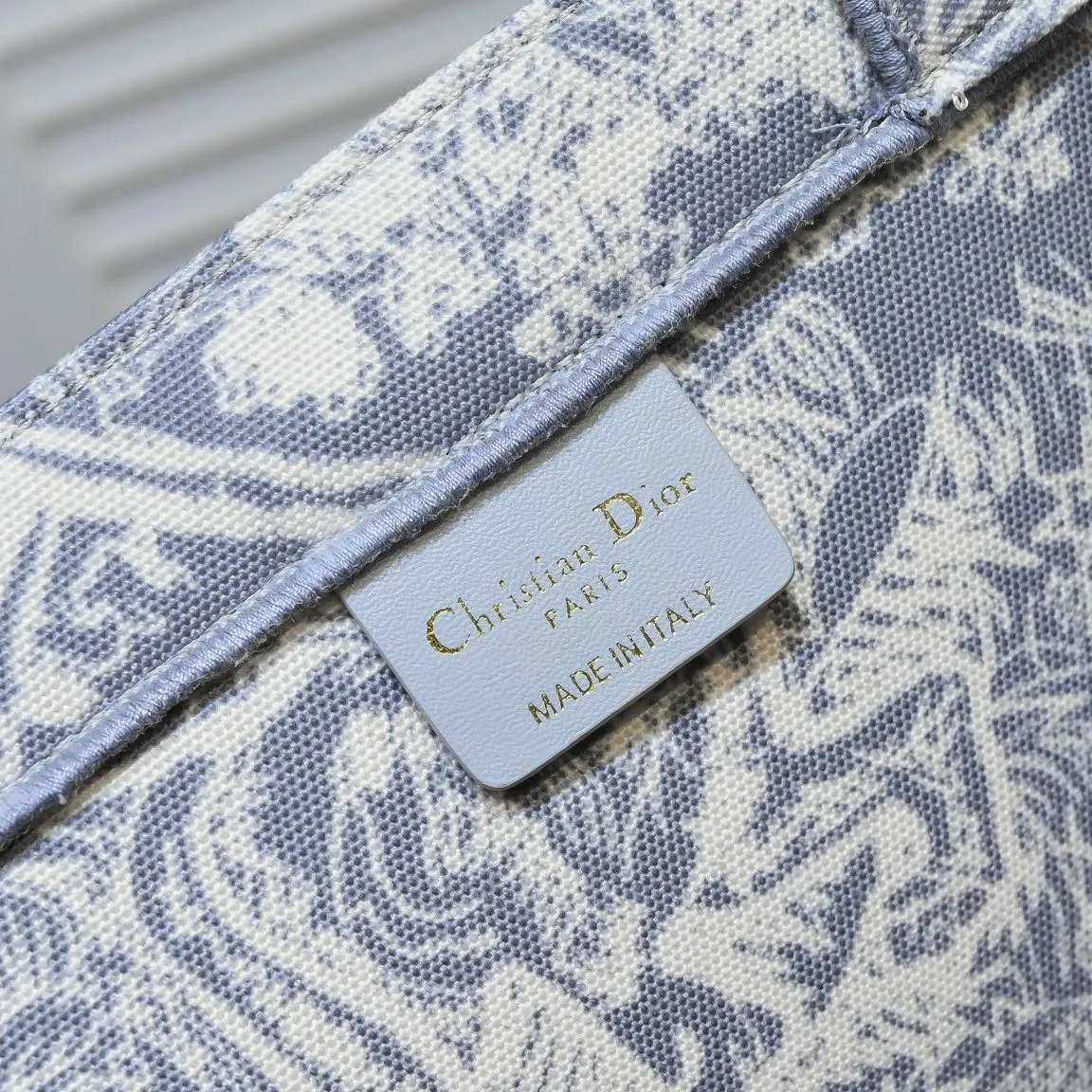 💰340￥Small size with silk scarf and overlock🔜Dior new shopping bag at Dior counter! Counters are updated simultaneously! Limited edition of the same style as the stars! Super stylish! Imported fabric👍high-end quality! Model: 8034 Size: 36*27*16cm