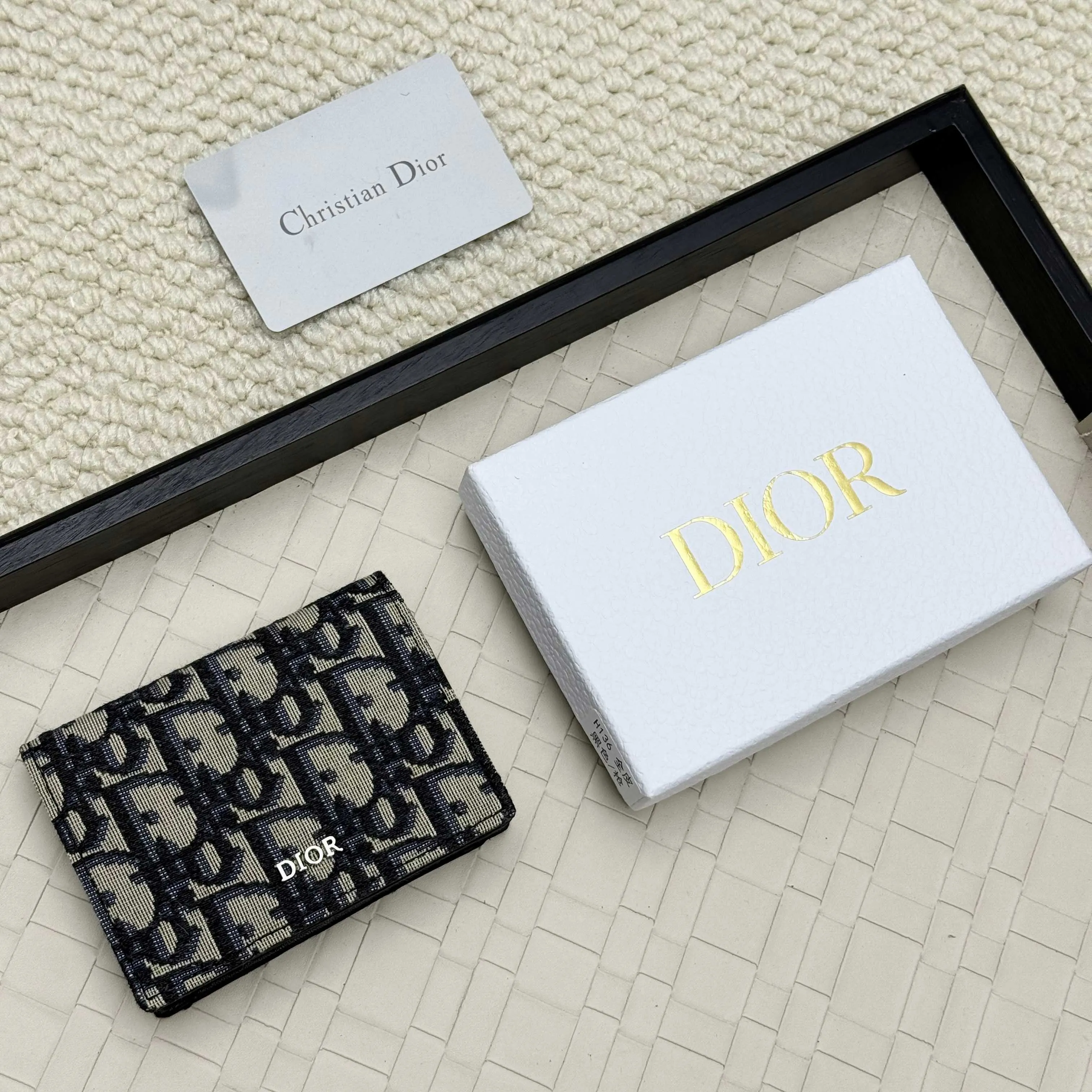 ￥120💰Business card holder is practical and exquisite👏🏻The interior is made of black smooth cowhide. Featuring an interior gusseted compartment with card slots, and a flip-top lid with two card slots. "DIOR" logo on the front and interior. No.: 136 Size: 10*6.8*2cm