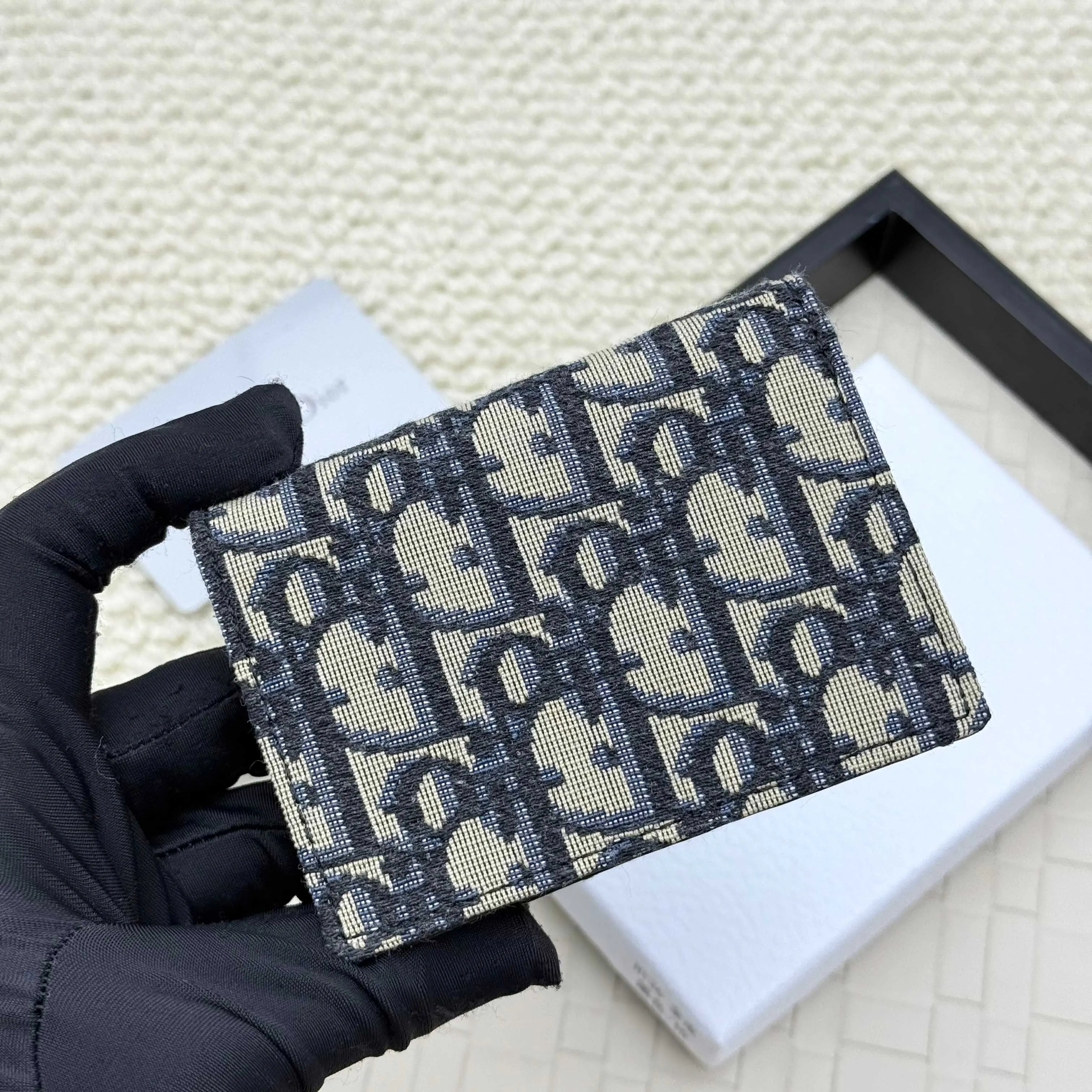 ￥120💰Business card holder is practical and exquisite👏🏻The interior is made of black smooth cowhide. Featuring an interior gusseted compartment with card slots, and a flip-top lid with two card slots. "DIOR" logo on the front and interior. No.: 136 Size: 10*6.8*2cm