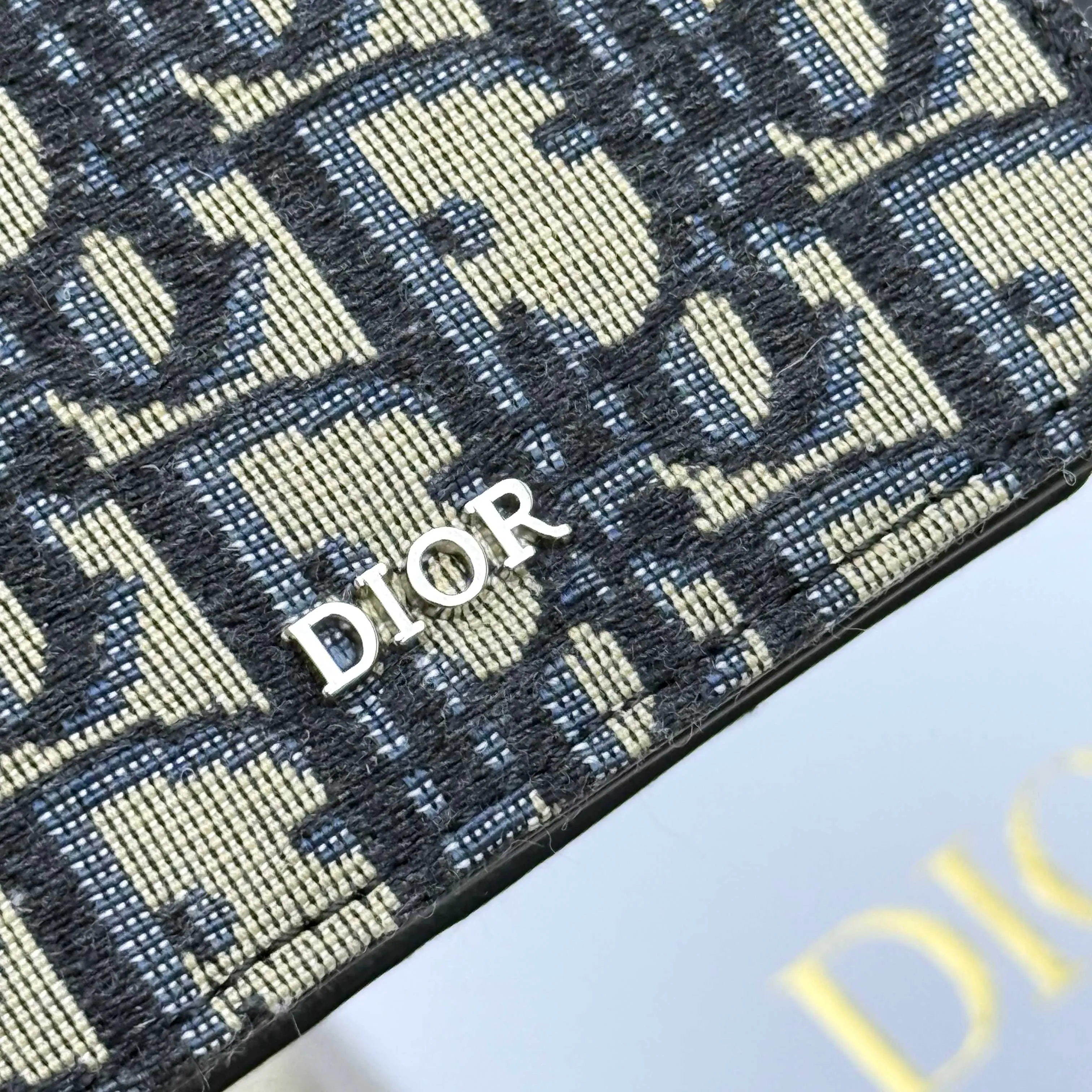 ￥120💰Business card holder is practical and exquisite👏🏻The interior is made of black smooth cowhide. Featuring an interior gusseted compartment with card slots, and a flip-top lid with two card slots. "DIOR" logo on the front and interior. No.: 136 Size: 10*6.8*2cm