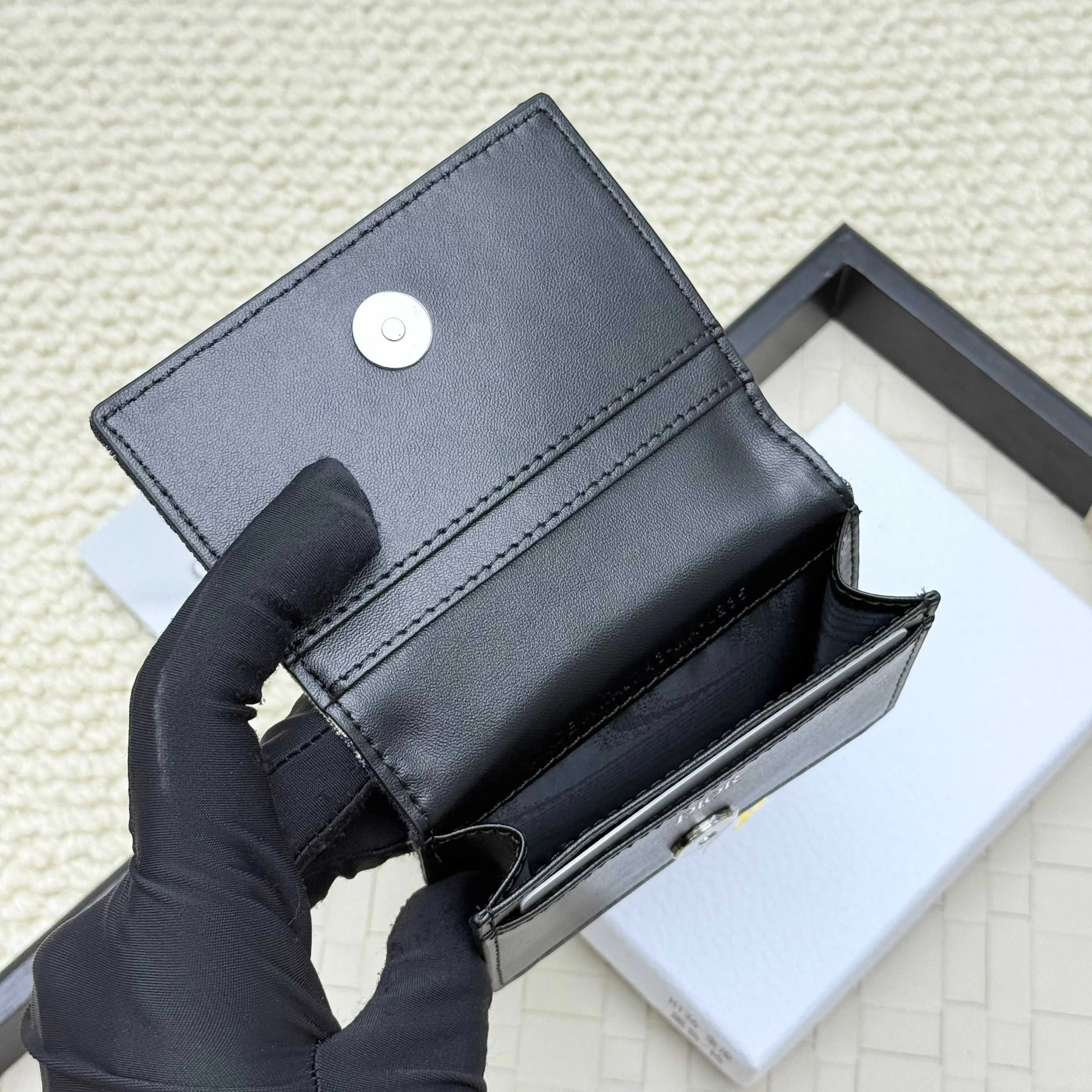 ￥120💰Business card holder is practical and exquisite👏🏻The interior is made of black smooth cowhide. Featuring an interior gusseted compartment with card slots, and a flip-top lid with two card slots. "DIOR" logo on the front and interior. No.: 136 Size: 10*6.8*2cm
