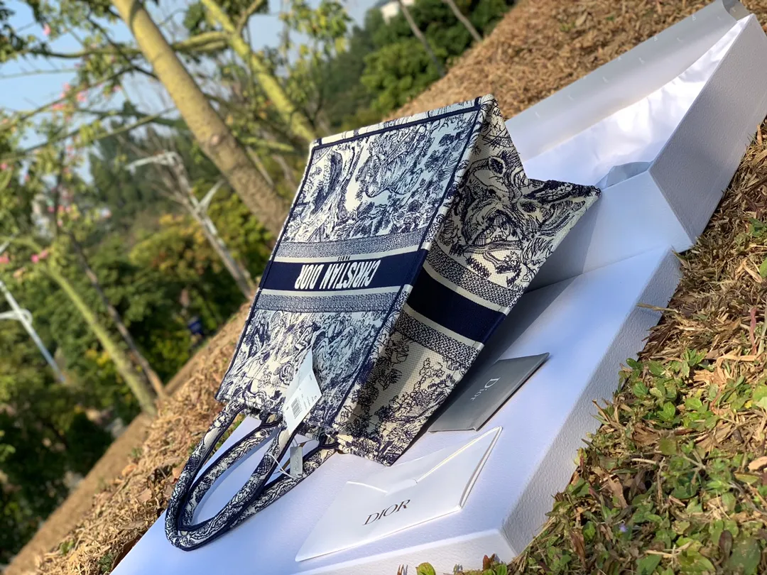 ❗️❗️❗️Free shipping with SF Express for year-end events❗️❗️❗️💰1560 Size 41.5 x 35 x 18 cm Large This is the kind of product that can be taken on the go without any thought! He is really good at pretending! Amazing ability to pretend! Full marks for practicality and good looks! Highly imported original presbyopic fabrics ➕Imported original embroidery craftsmanship, the texture can be seen in the details. Besides, this model has already exceeded the labor price by more than 20,000 yuan, and it is estimated to rise to 30,000 yuan later! You can’t even buy this series if you have money, so hurry up and get it!