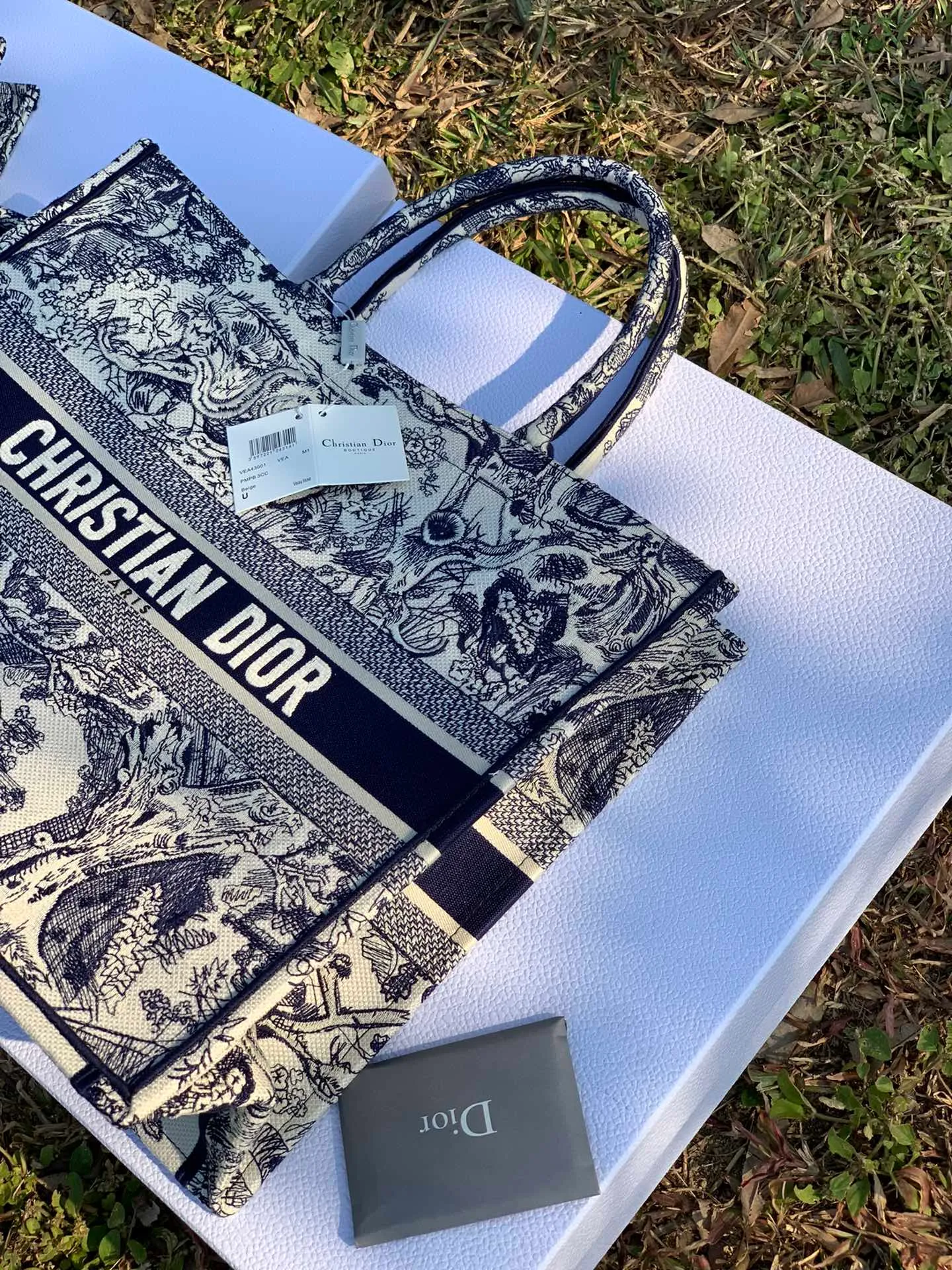 ❗️❗️❗️Free shipping with SF Express for year-end events❗️❗️❗️💰1560 Size 41.5 x 35 x 18 cm Large This is the kind of product that can be taken on the go without any thought! He is really good at pretending! Amazing ability to pretend! Full marks for practicality and good looks! Highly imported original presbyopic fabrics ➕Imported original embroidery craftsmanship, the texture can be seen in the details. Besides, this model has already exceeded the labor price by more than 20,000 yuan, and it is estimated to rise to 30,000 yuan later! You can’t even buy this series if you have money, so hurry up and get it!
