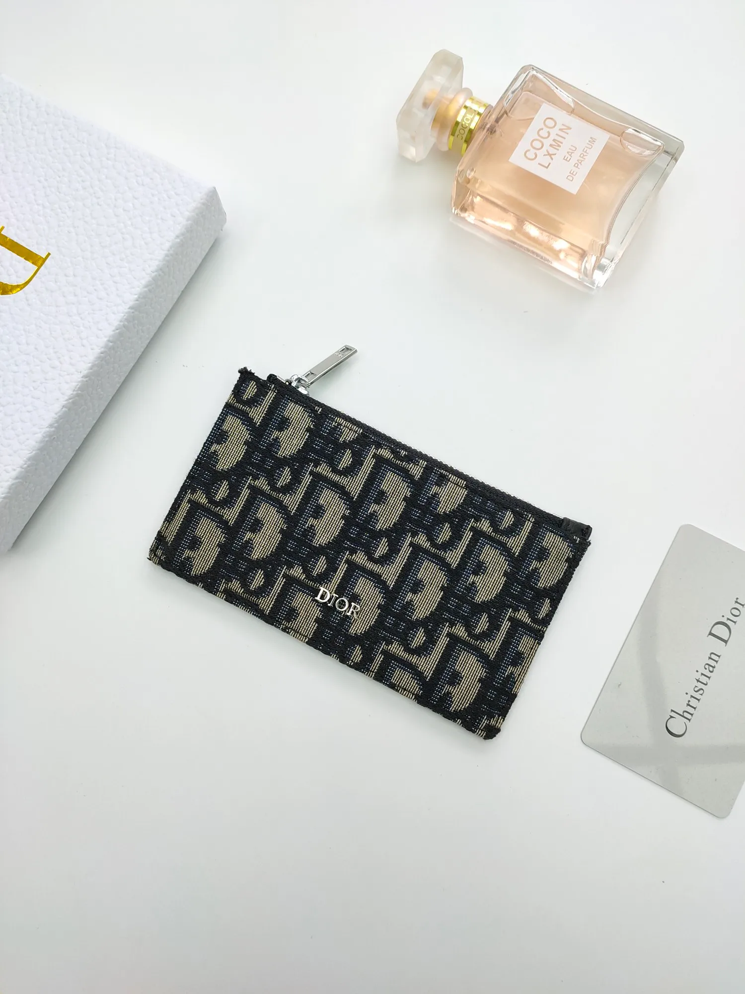 ￥120💰 The Dior zipper card holder is carefully made of Oblique printed fabric👏🏻 Decorated with black grained cow leather and "DIOR" logo🌺 There is a zipper compartment on the top and four card slots on the back. Style number: 250 Size: 13.2*7.5cm