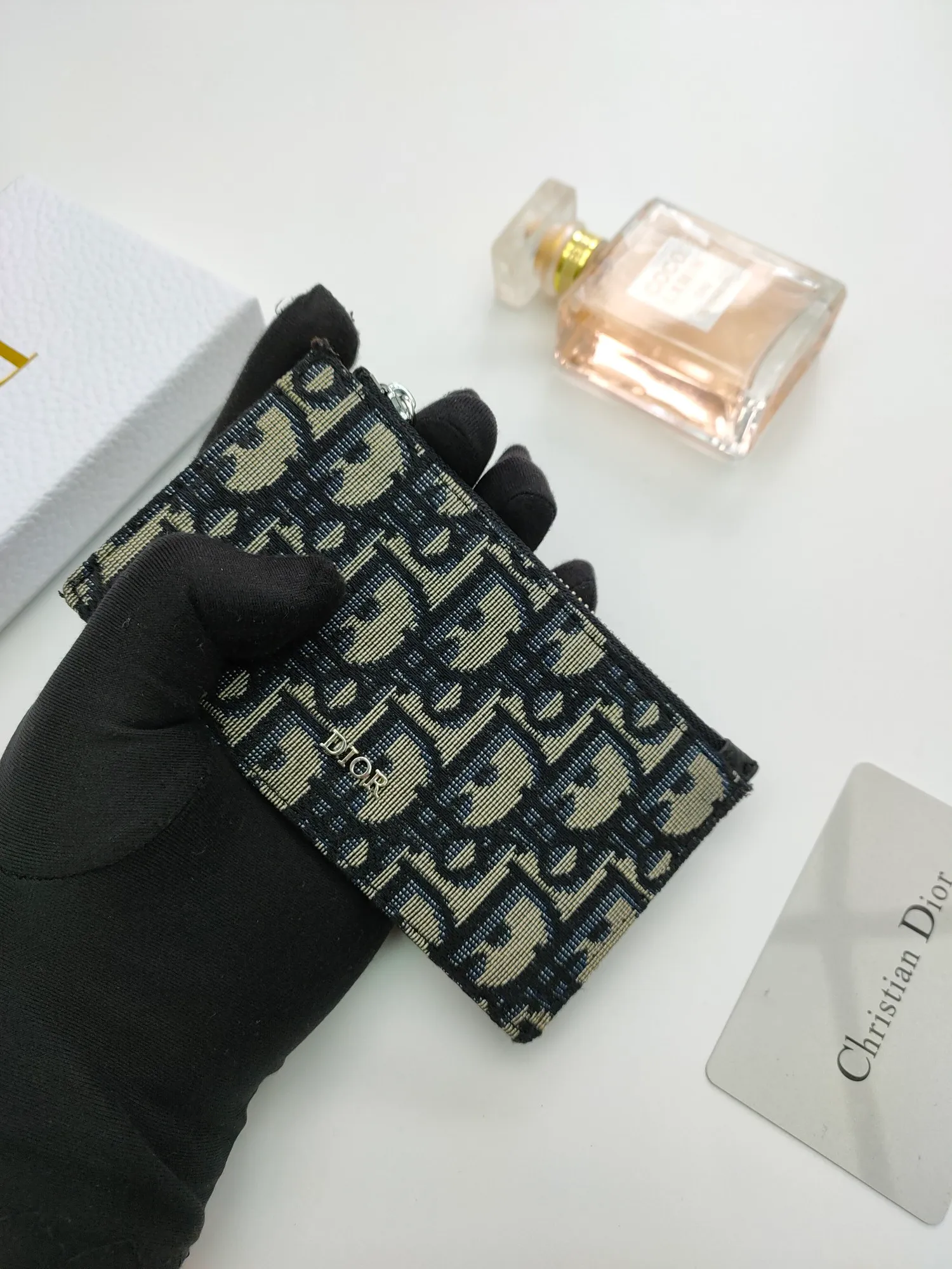 ￥120💰 The Dior zipper card holder is carefully made of Oblique printed fabric👏🏻 Decorated with black grained cow leather and "DIOR" logo🌺 There is a zipper compartment on the top and four card slots on the back. Style number: 250 Size: 13.2*7.5cm