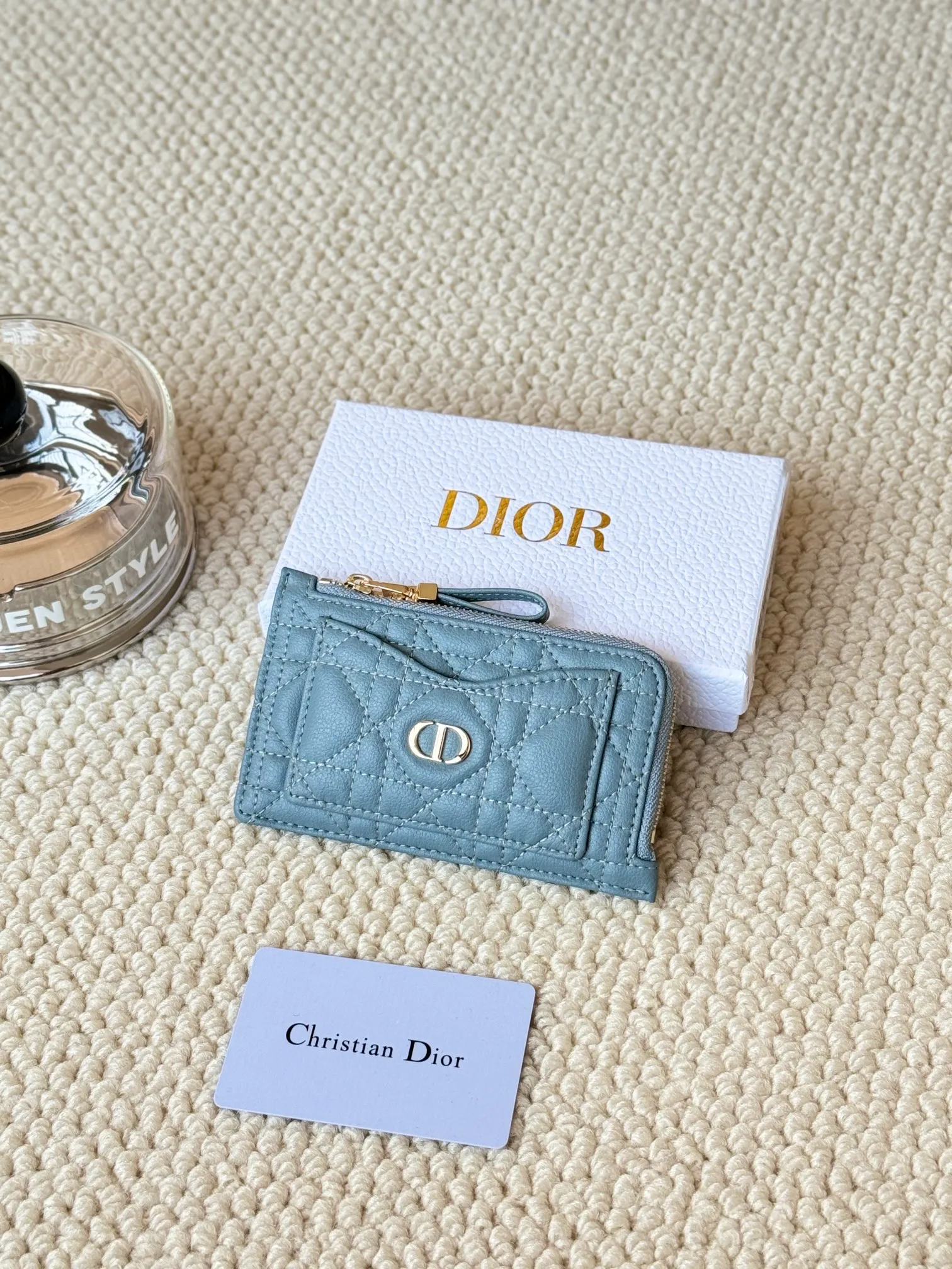 💰150Lady Dior card holder. Sand color wallet bought to fit into a waste bag. L-shaped opening, seven-zipper card holder. No.: S5131. There are too many front patch pockets to hold cards. The banknotes need to be folded at 40% off. It can hold 30% off but it has a zipper. The size is 13.5*8.5*1.5 cm. The Dior card holder meets my various needs. Compared with other styles, it is thin, compact and has a large capacity. There is no conspicuous big LOGO, it will not scratch when placed in the bag, and it is relatively low-key and classic. There is a special place for access control cards, so you don’t need to mix them with bank cards. When I used to swipe access control cards, I couldn’t swipe them because there were too many cards, so I had to take out the access control cards separately. There is a zipper, so you don't have to worry about putting important things out, and the zipper is half-open, so it's more convenient to put things in and take things out than having only one side.