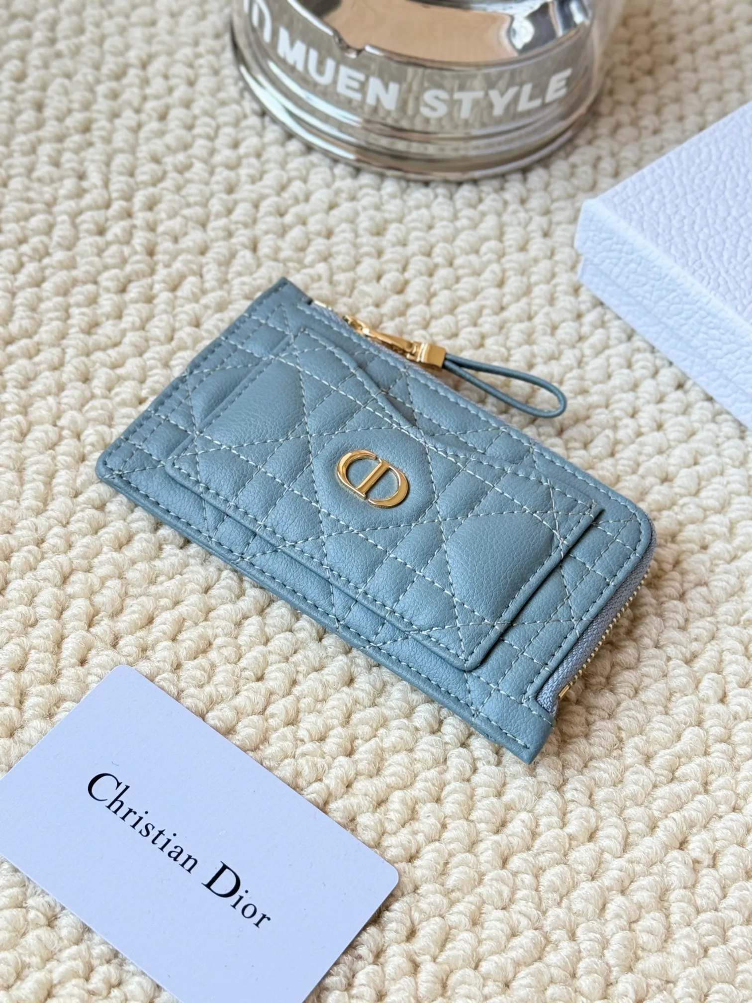 💰150Lady Dior card holder. Sand color wallet bought to fit into a waste bag. L-shaped opening, seven-zipper card holder. No.: S5131. There are too many front patch pockets to hold cards. The banknotes need to be folded at 40% off. It can hold 30% off but it has a zipper. The size is 13.5*8.5*1.5 cm. The Dior card holder meets my various needs. Compared with other styles, it is thin, compact and has a large capacity. There is no conspicuous big LOGO, it will not scratch when placed in the bag, and it is relatively low-key and classic. There is a special place for access control cards, so you don’t need to mix them with bank cards. When I used to swipe access control cards, I couldn’t swipe them because there were too many cards, so I had to take out the access control cards separately. There is a zipper, so you don't have to worry about putting important things out, and the zipper is half-open, so it's more convenient to put things in and take things out than having only one side.