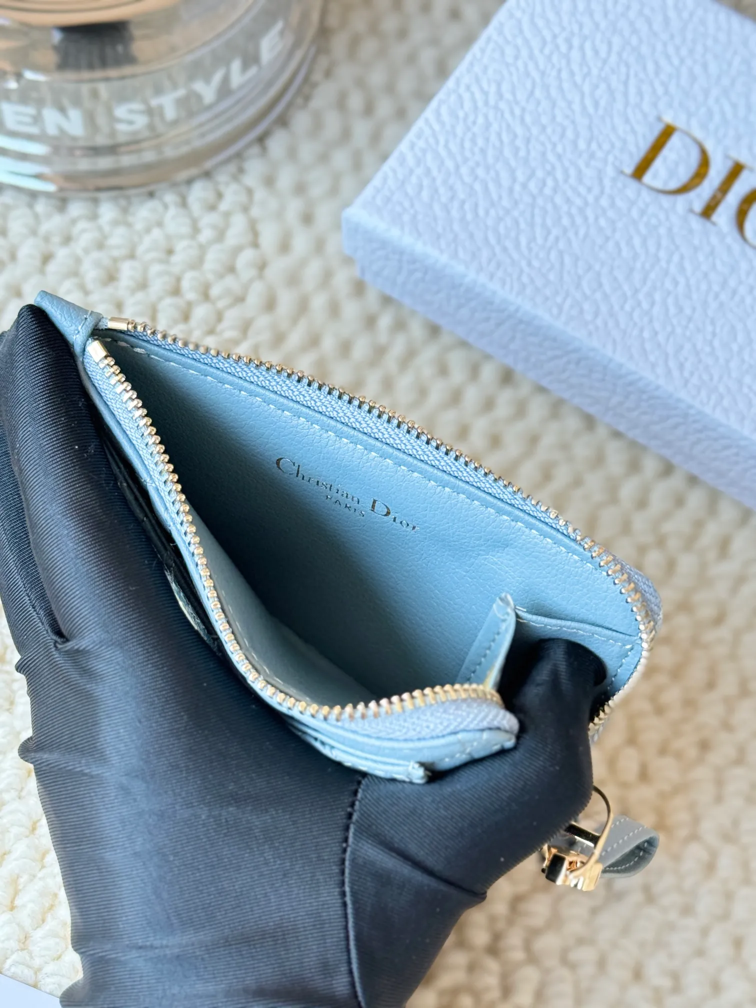 💰150Lady Dior card holder. Sand color wallet bought to fit into a waste bag. L-shaped opening, seven-zipper card holder. No.: S5131. There are too many front patch pockets to hold cards. The banknotes need to be folded at 40% off. It can hold 30% off but it has a zipper. The size is 13.5*8.5*1.5 cm. The Dior card holder meets my various needs. Compared with other styles, it is thin, compact and has a large capacity. There is no conspicuous big LOGO, it will not scratch when placed in the bag, and it is relatively low-key and classic. There is a special place for access control cards, so you don’t need to mix them with bank cards. When I used to swipe access control cards, I couldn’t swipe them because there were too many cards, so I had to take out the access control cards separately. There is a zipper, so you don't have to worry about putting important things out, and the zipper is half-open, so it's more convenient to put things in and take things out than having only one side.
