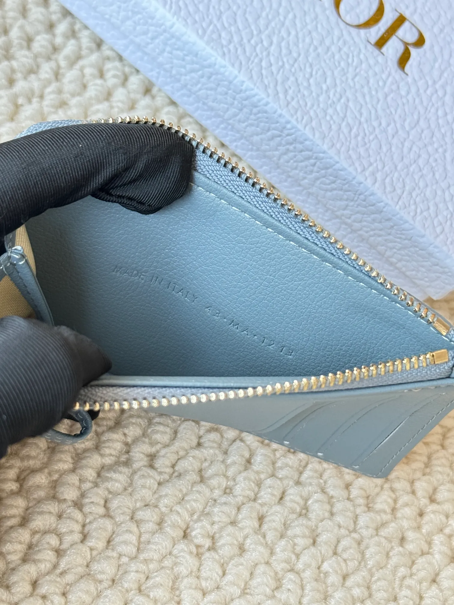 💰150Lady Dior card holder. Sand color wallet bought to fit into a waste bag. L-shaped opening, seven-zipper card holder. No.: S5131. There are too many front patch pockets to hold cards. The banknotes need to be folded at 40% off. It can hold 30% off but it has a zipper. The size is 13.5*8.5*1.5 cm. The Dior card holder meets my various needs. Compared with other styles, it is thin, compact and has a large capacity. There is no conspicuous big LOGO, it will not scratch when placed in the bag, and it is relatively low-key and classic. There is a special place for access control cards, so you don’t need to mix them with bank cards. When I used to swipe access control cards, I couldn’t swipe them because there were too many cards, so I had to take out the access control cards separately. There is a zipper, so you don't have to worry about putting important things out, and the zipper is half-open, so it's more convenient to put things in and take things out than having only one side.