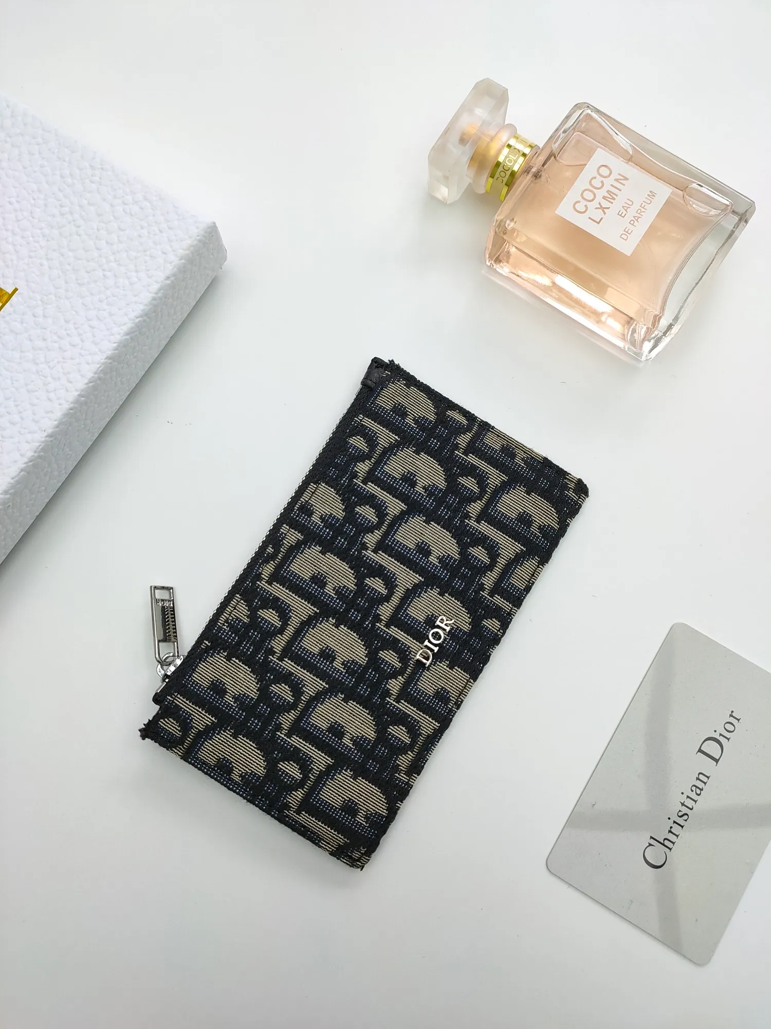 ￥100💰 The Dior zipper card holder is carefully made of Oblique printed fabric👏🏻 Decorated with black grained cow leather and "DIOR" logo🌺 There is a zipper compartment on the top and four card slots on the back. Style number: 250 Size: 13.2*7.5cm