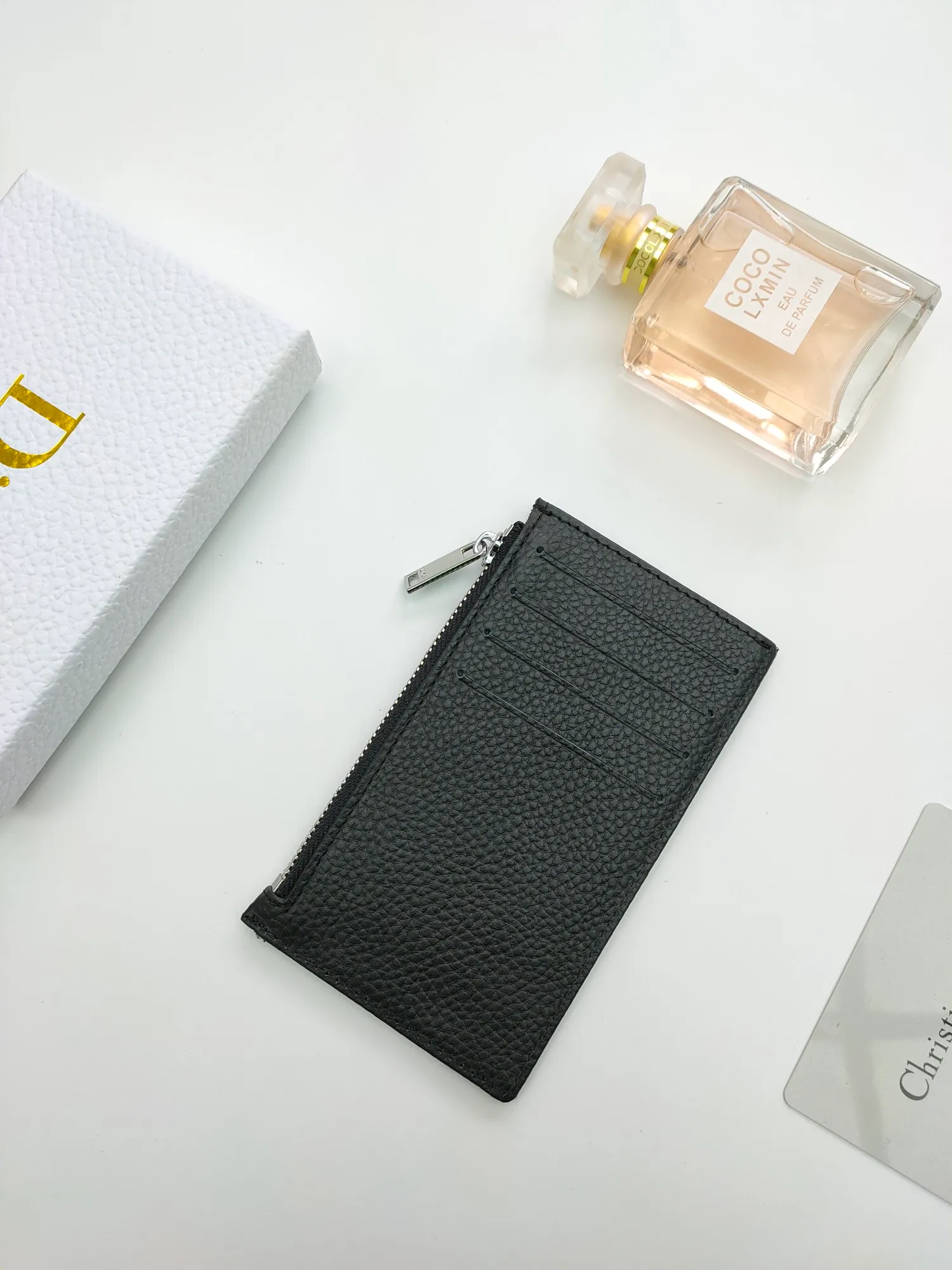 ￥100💰 The Dior zipper card holder is carefully made of Oblique printed fabric👏🏻 Decorated with black grained cow leather and "DIOR" logo🌺 There is a zipper compartment on the top and four card slots on the back. Style number: 250 Size: 13.2*7.5cm