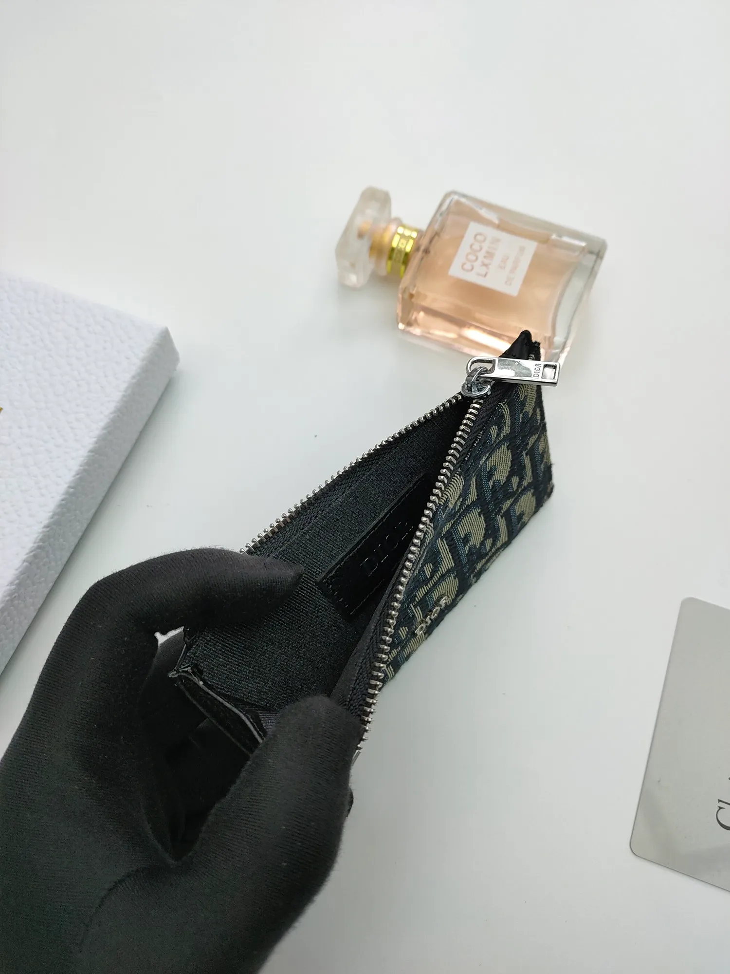 ￥100💰 The Dior zipper card holder is carefully made of Oblique printed fabric👏🏻 Decorated with black grained cow leather and "DIOR" logo🌺 There is a zipper compartment on the top and four card slots on the back. Style number: 250 Size: 13.2*7.5cm