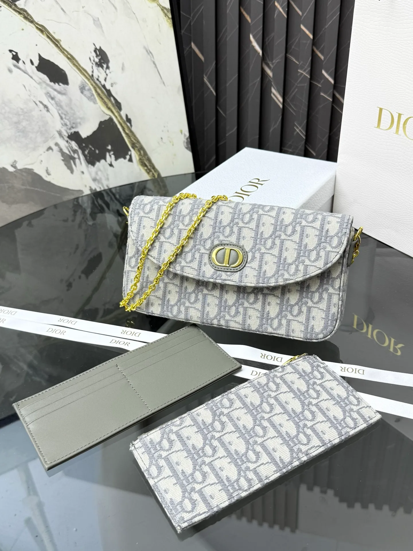 💰290💰New🎀🎀DIOR Dior’s latest crossbody bag for autumn and winter 2025. The shape of the 3-in-1 bag is so cute, it is small and exquisite. It is made of Obliaue presbyopic fabric and the iconic letters enhance the style. The 3-in-1 capacity can store various daily necessities and mobile phone card change. It can be beautiful when you go out every day. Size: 21.5*12*2cm No.: S4306 Color: gray, white, blue, maroon