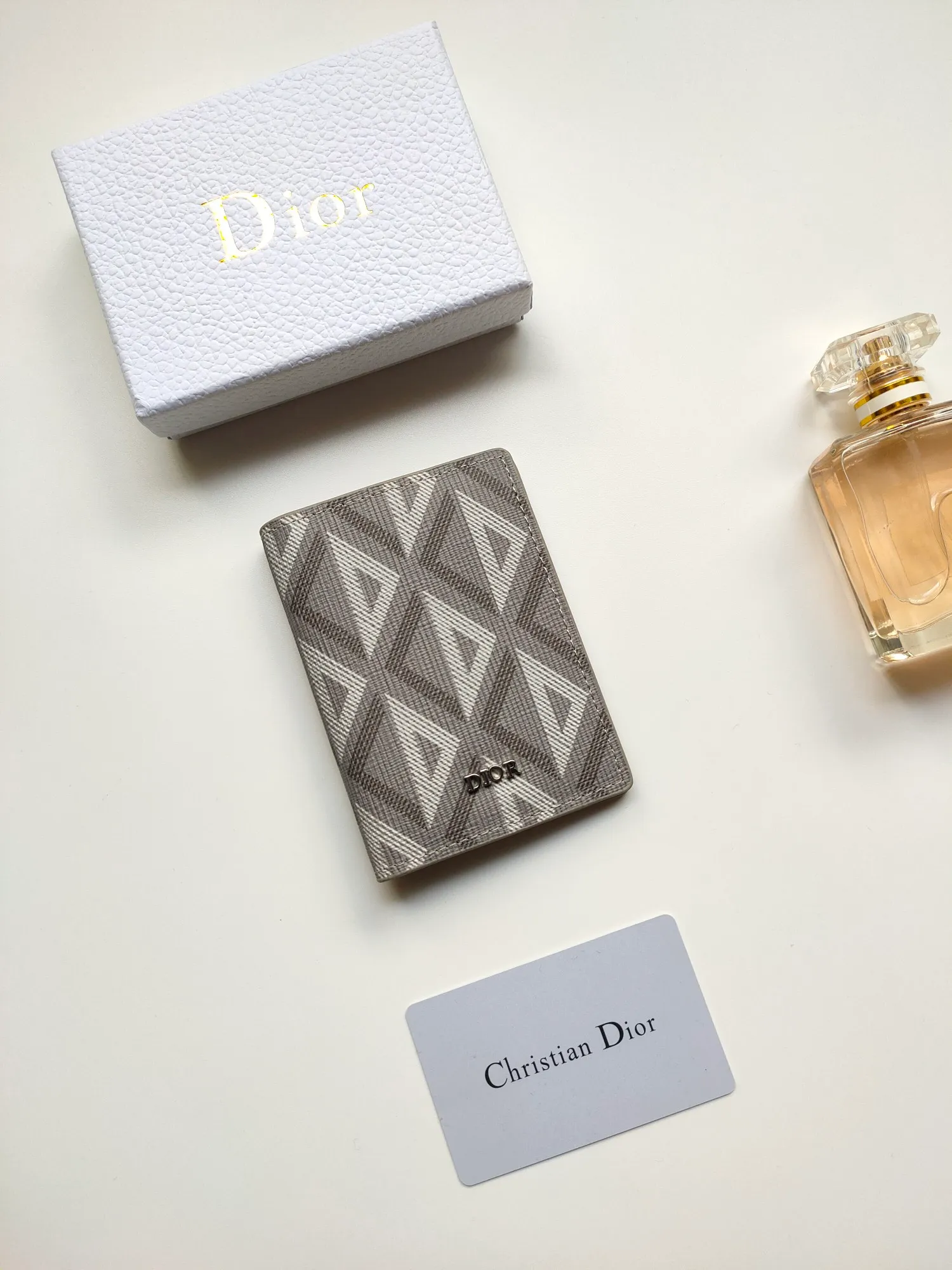 ￥100🎉DIOR’s new bi-fold card holder is practical yet elegant. Style: CH138 Crafted in Dior CD Diamond canvas 😍 drawing inspiration from the Dior archives and finished with tonal smooth calf leather details. There are three card slots on each side and two compartments for storing bills and cash. Sophisticated and elegant, it can easily fit into your pocket and be taken anywhere. Dimensions: 8.2 x 11.2 cm (length x height)