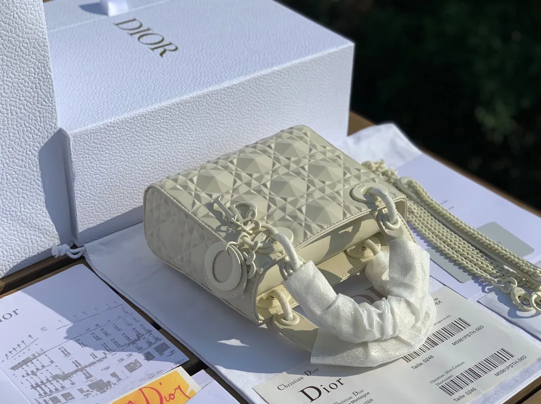 ❗️❗️❗️Free shipping with SF Express for year-end event❗️❗️❗️💰1800 Size 17-15-7cm The latest Dior mini three-lattice diamond pattern white 'Princess Diana bag! Overseas channels! The raw materials from the original factory are absolutely of good quality and rarely get bumped when you go out. Things with good price and good quality actually compete with too many versions in the market. We have compared several relatively high-end versions on the market. The leather, hardware and workmanship are almost the same as those at the counter. Regular customers all know~