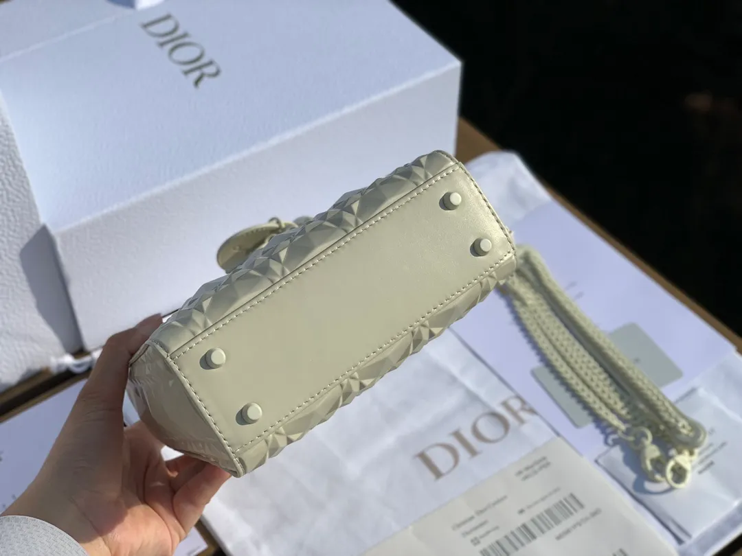 ❗️❗️❗️Free shipping with SF Express for year-end event❗️❗️❗️💰1800 Size 17-15-7cm The latest Dior mini three-lattice diamond pattern white 'Princess Diana bag! Overseas channels! The raw materials from the original factory are absolutely of good quality and rarely get bumped when you go out. Things with good price and good quality actually compete with too many versions in the market. We have compared several relatively high-end versions on the market. The leather, hardware and workmanship are almost the same as those at the counter. Regular customers all know~