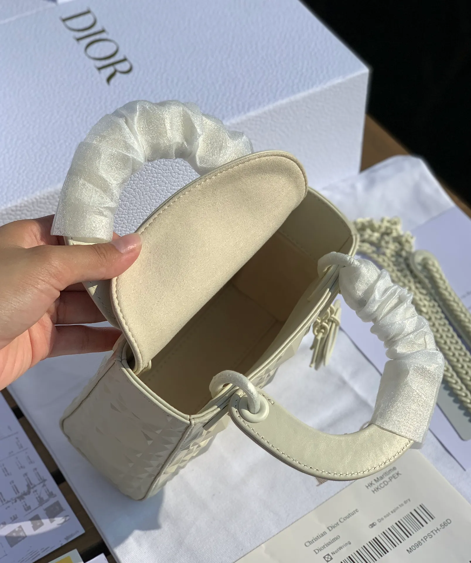 ❗️❗️❗️Free shipping with SF Express for year-end event❗️❗️❗️💰1800 Size 17-15-7cm The latest Dior mini three-lattice diamond pattern white 'Princess Diana bag! Overseas channels! The raw materials from the original factory are absolutely of good quality and rarely get bumped when you go out. Things with good price and good quality actually compete with too many versions in the market. We have compared several relatively high-end versions on the market. The leather, hardware and workmanship are almost the same as those at the counter. Regular customers all know~