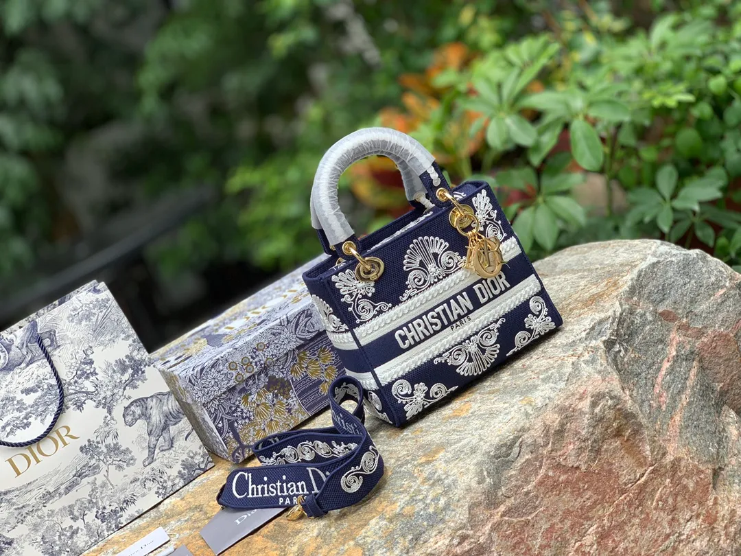 Top upgraded version 💰1800 Size: 24 x 20 x 11 CM dark blue lace style. Our purity and excellence are renowned! Share this hottest handbag at the moment, it’s on sale for 40,000 on the official website! Just look at the price on the official website and you will know how popular it is, not to mention that there are so many celebrities and fashionistas wearing it! There are many good-looking handbags, but not many with style! The actual bag is very exquisite, and it feels very valuable when carried on the back! It is small and exquisite but practical enough to accommodate daily needs when going out. It can be carried, carried or folded, and can be converted into different styles!