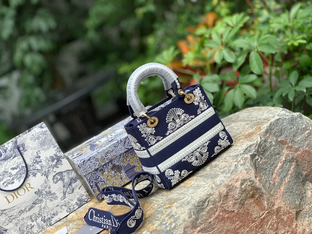 Top upgraded version 💰1800 Size: 24 x 20 x 11 CM dark blue lace style. Our purity and excellence are renowned! Share this hottest handbag at the moment, it’s on sale for 40,000 on the official website! Just look at the price on the official website and you will know how popular it is, not to mention that there are so many celebrities and fashionistas wearing it! There are many good-looking handbags, but not many with style! The actual bag is very exquisite, and it feels very valuable when carried on the back! It is small and exquisite but practical enough to accommodate daily needs when going out. It can be carried, carried or folded, and can be converted into different styles!
