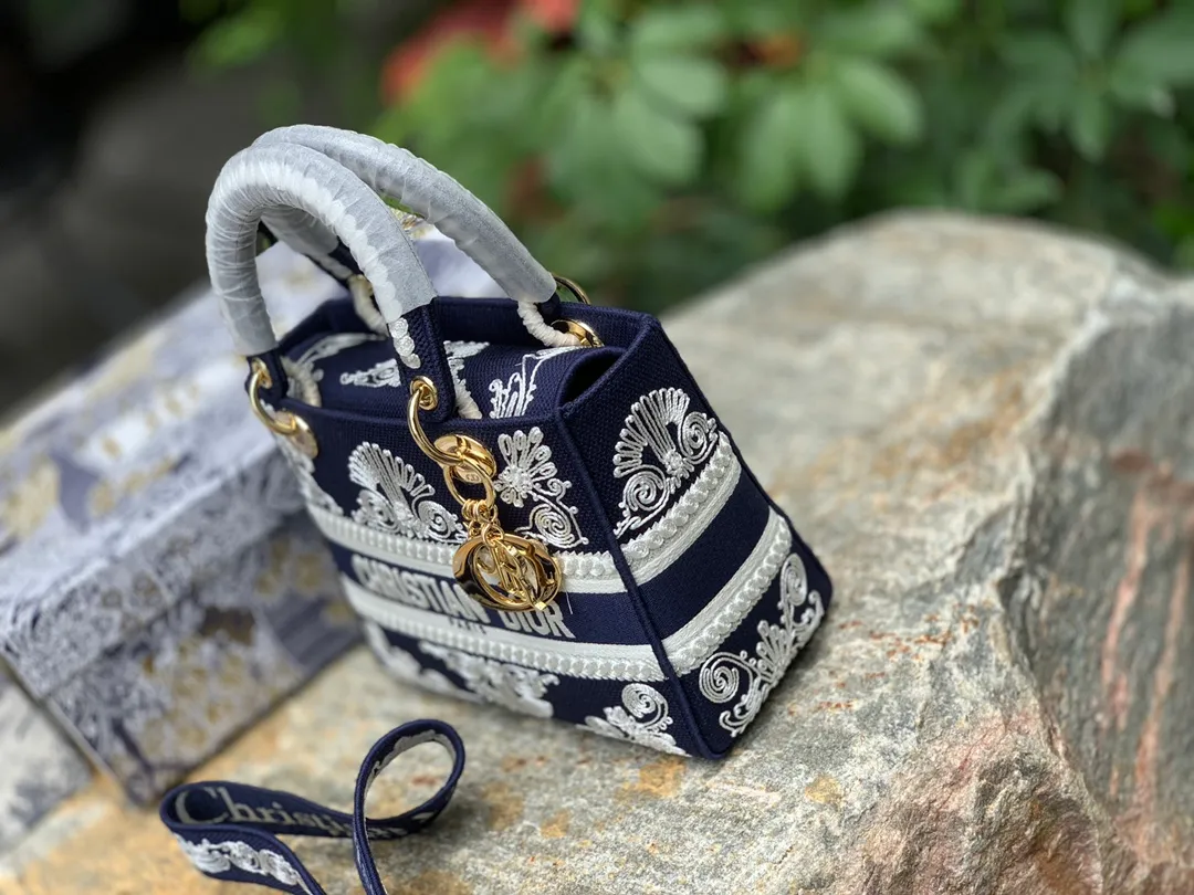 Top upgraded version 💰1800 Size: 24 x 20 x 11 CM dark blue lace style. Our purity and excellence are renowned! Share this hottest handbag at the moment, it’s on sale for 40,000 on the official website! Just look at the price on the official website and you will know how popular it is, not to mention that there are so many celebrities and fashionistas wearing it! There are many good-looking handbags, but not many with style! The actual bag is very exquisite, and it feels very valuable when carried on the back! It is small and exquisite but practical enough to accommodate daily needs when going out. It can be carried, carried or folded, and can be converted into different styles!