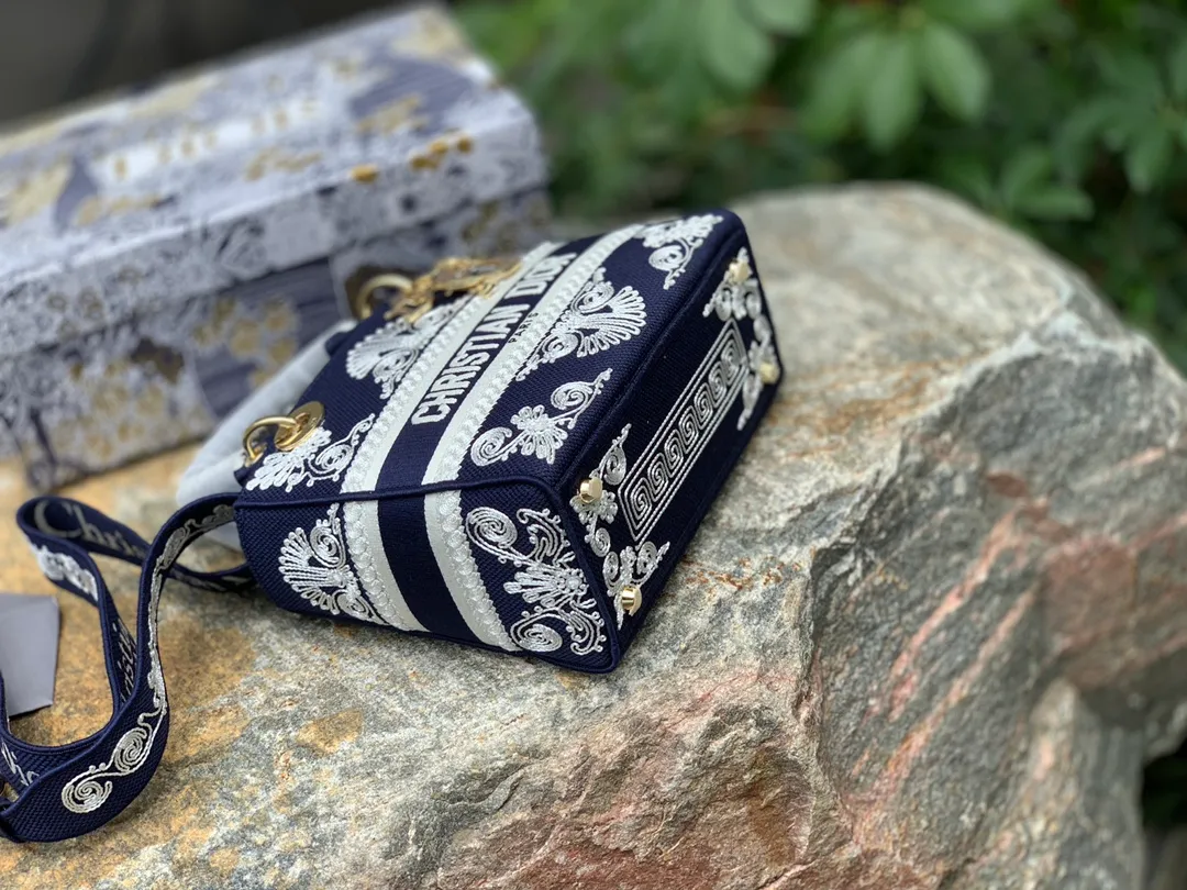 Top upgraded version 💰1800 Size: 24 x 20 x 11 CM dark blue lace style. Our purity and excellence are renowned! Share this hottest handbag at the moment, it’s on sale for 40,000 on the official website! Just look at the price on the official website and you will know how popular it is, not to mention that there are so many celebrities and fashionistas wearing it! There are many good-looking handbags, but not many with style! The actual bag is very exquisite, and it feels very valuable when carried on the back! It is small and exquisite but practical enough to accommodate daily needs when going out. It can be carried, carried or folded, and can be converted into different styles!