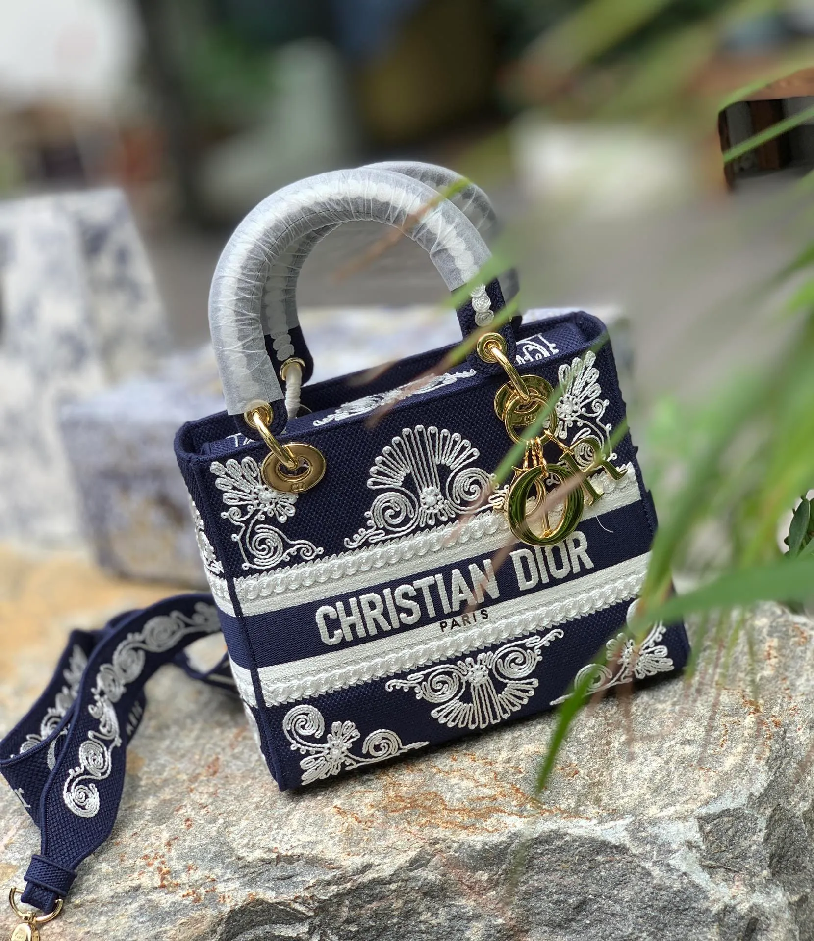 Top upgraded version 💰1800 Size: 24 x 20 x 11 CM dark blue lace style. Our purity and excellence are renowned! Share this hottest handbag at the moment, it’s on sale for 40,000 on the official website! Just look at the price on the official website and you will know how popular it is, not to mention that there are so many celebrities and fashionistas wearing it! There are many good-looking handbags, but not many with style! The actual bag is very exquisite, and it feels very valuable when carried on the back! It is small and exquisite but practical enough to accommodate daily needs when going out. It can be carried, carried or folded, and can be converted into different styles!