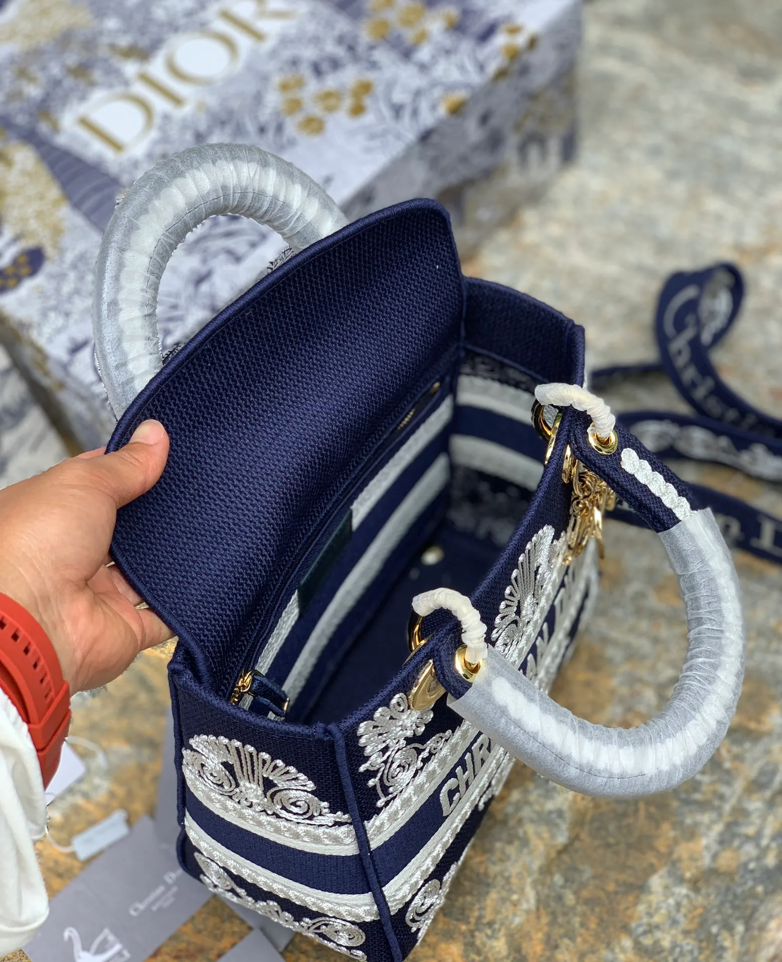 Top upgraded version 💰1800 Size: 24 x 20 x 11 CM dark blue lace style. Our purity and excellence are renowned! Share this hottest handbag at the moment, it’s on sale for 40,000 on the official website! Just look at the price on the official website and you will know how popular it is, not to mention that there are so many celebrities and fashionistas wearing it! There are many good-looking handbags, but not many with style! The actual bag is very exquisite, and it feels very valuable when carried on the back! It is small and exquisite but practical enough to accommodate daily needs when going out. It can be carried, carried or folded, and can be converted into different styles!