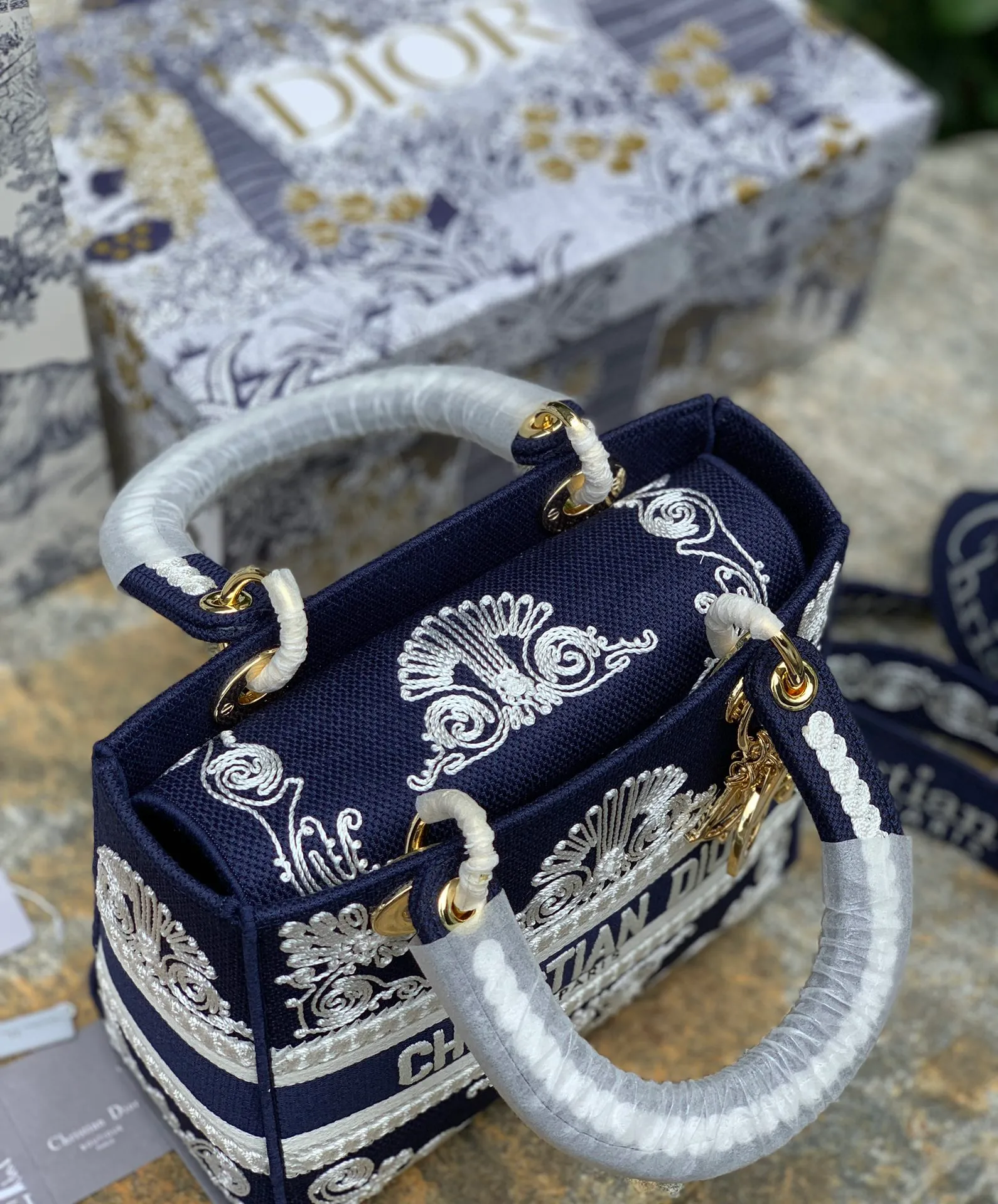 Top upgraded version 💰1800 Size: 24 x 20 x 11 CM dark blue lace style. Our purity and excellence are renowned! Share this hottest handbag at the moment, it’s on sale for 40,000 on the official website! Just look at the price on the official website and you will know how popular it is, not to mention that there are so many celebrities and fashionistas wearing it! There are many good-looking handbags, but not many with style! The actual bag is very exquisite, and it feels very valuable when carried on the back! It is small and exquisite but practical enough to accommodate daily needs when going out. It can be carried, carried or folded, and can be converted into different styles!