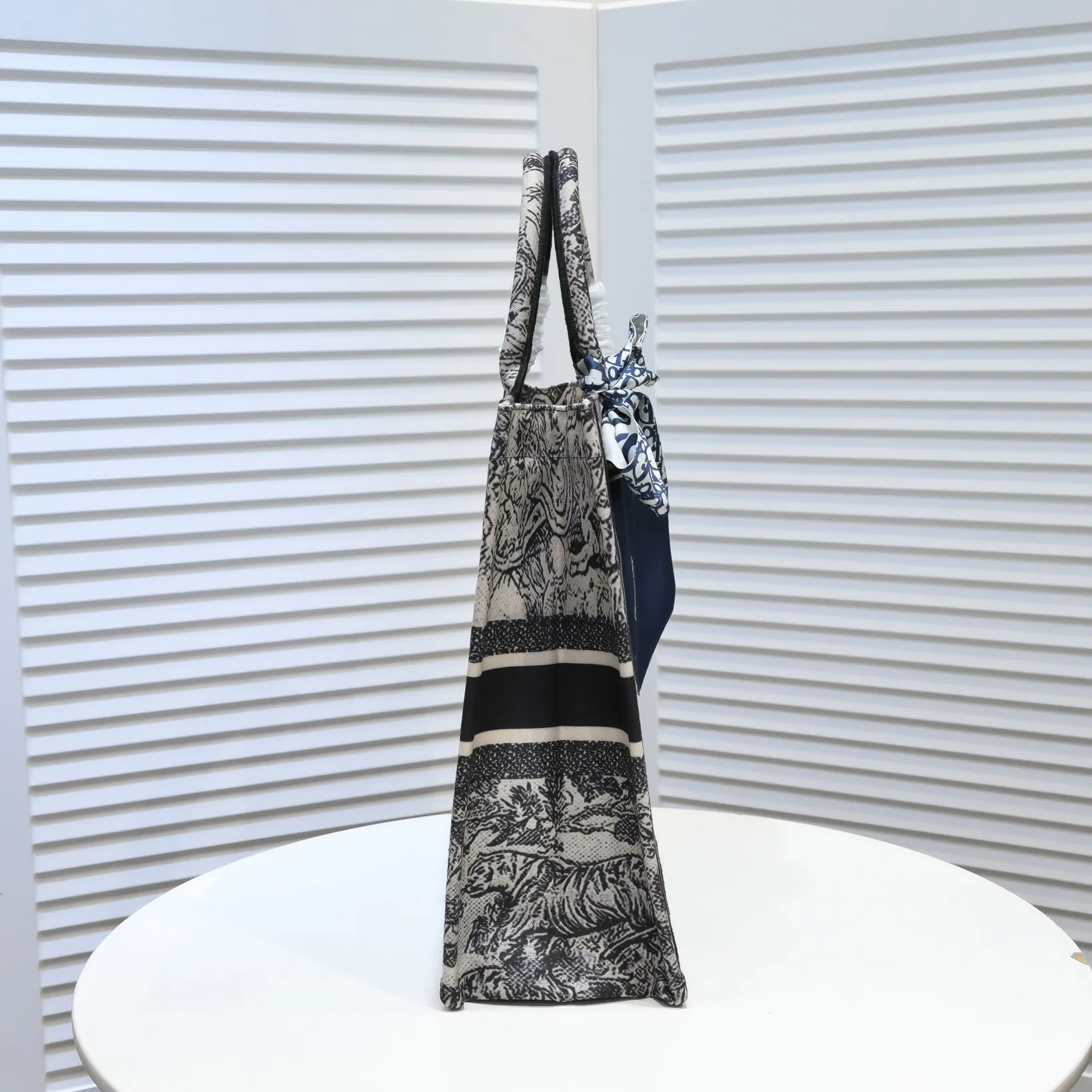 💰360￥With silk scarf, large size🔥 embroidered edge🔜Dior new shopping bag at Dior counter! Counters are updated simultaneously! Limited edition of the same style as the stars! Super stylish! Imported fabric👍high-end quality! You can go in and out of the counters at will without any pressure! The first choice for going out with super large capacity👍 Model: 8033 Size: 41*14*32cm