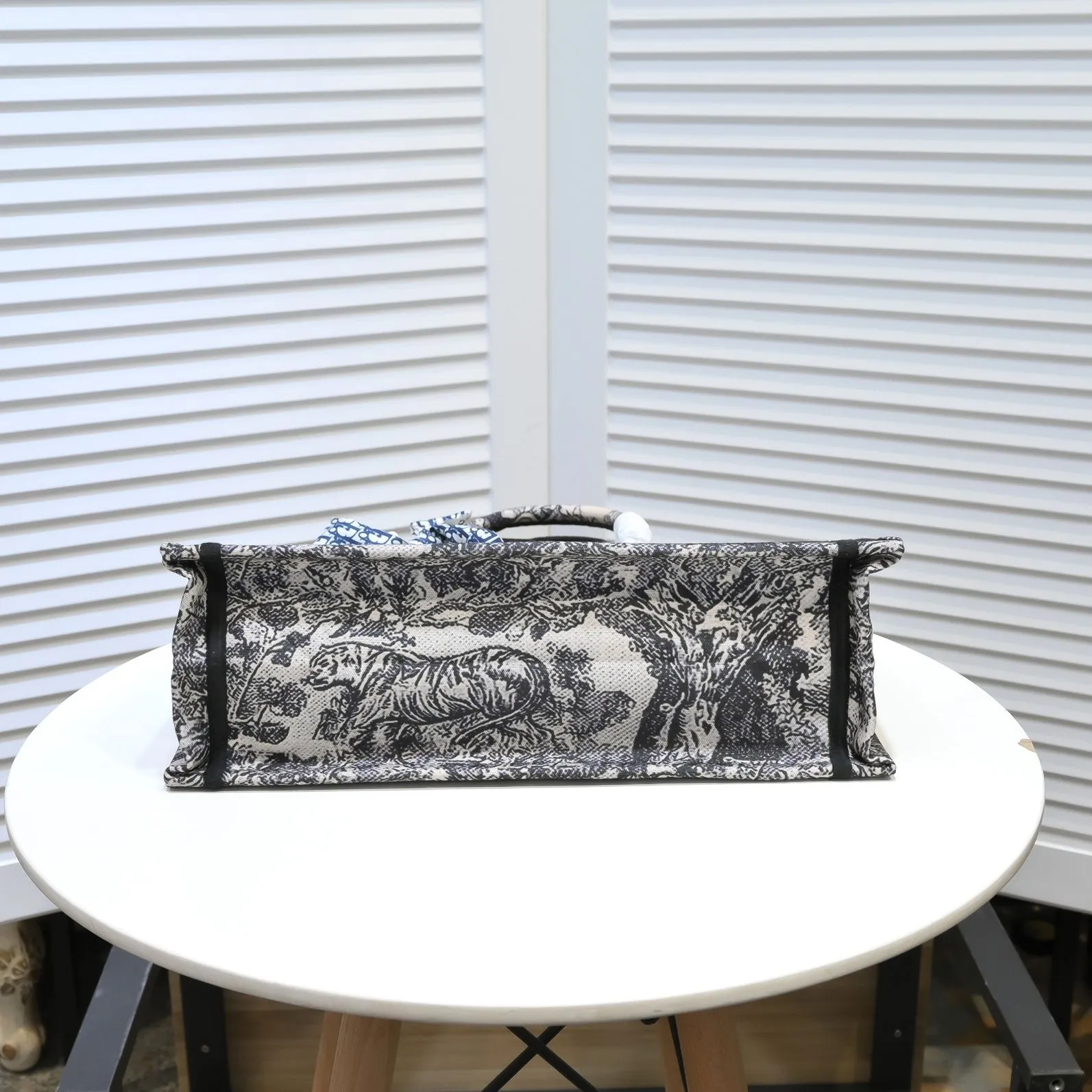 💰360￥With silk scarf, large size🔥 embroidered edge🔜Dior new shopping bag at Dior counter! Counters are updated simultaneously! Limited edition of the same style as the stars! Super stylish! Imported fabric👍high-end quality! You can go in and out of the counters at will without any pressure! The first choice for going out with super large capacity👍 Model: 8033 Size: 41*14*32cm