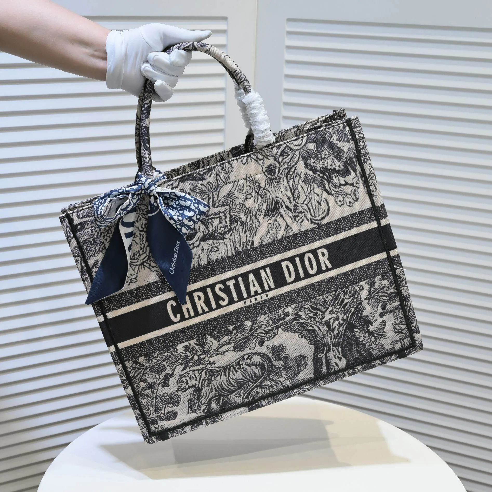 💰360￥With silk scarf, large size🔥 embroidered edge🔜Dior new shopping bag at Dior counter! Counters are updated simultaneously! Limited edition of the same style as the stars! Super stylish! Imported fabric👍high-end quality! You can go in and out of the counters at will without any pressure! The first choice for going out with super large capacity👍 Model: 8033 Size: 41*14*32cm