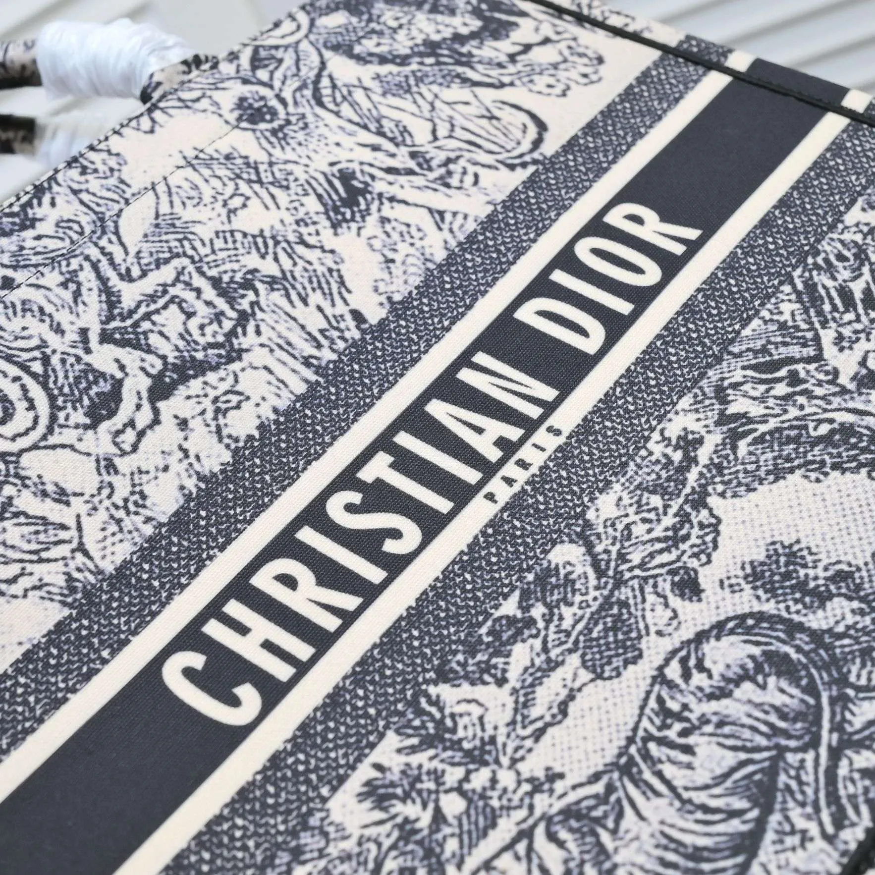 💰360￥With silk scarf, large size🔥 embroidered edge🔜Dior new shopping bag at Dior counter! Counters are updated simultaneously! Limited edition of the same style as the stars! Super stylish! Imported fabric👍high-end quality! You can go in and out of the counters at will without any pressure! The first choice for going out with super large capacity👍 Model: 8033 Size: 41*14*32cm