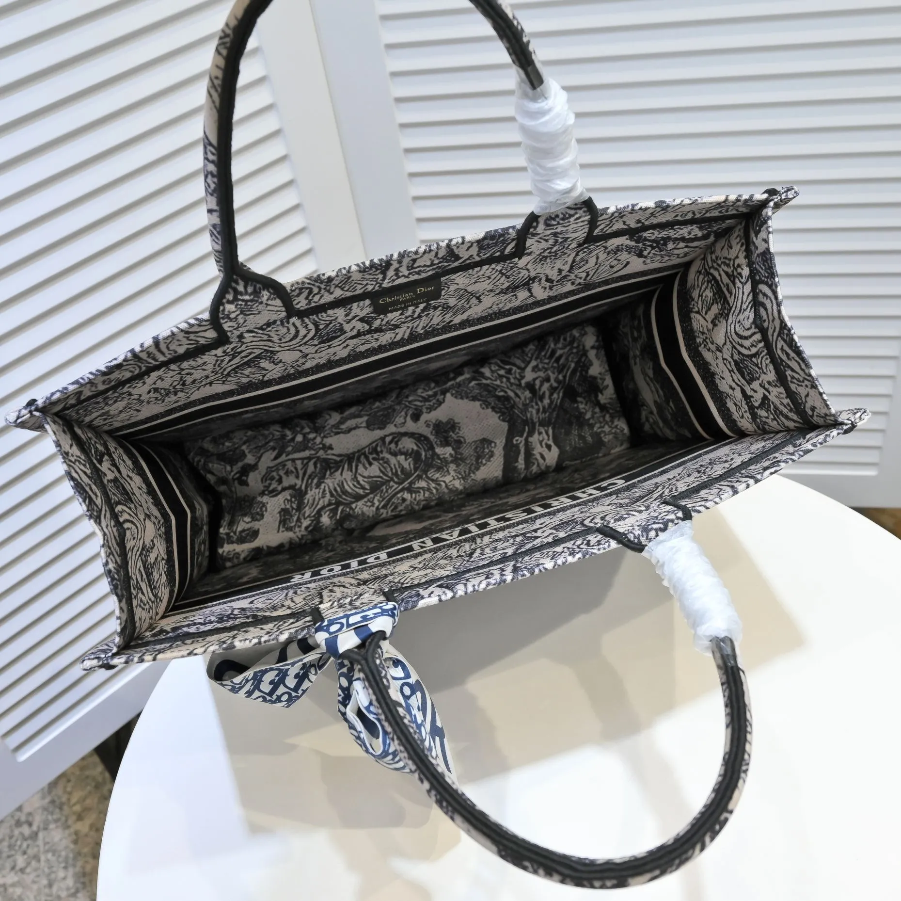 💰360￥With silk scarf, large size🔥 embroidered edge🔜Dior new shopping bag at Dior counter! Counters are updated simultaneously! Limited edition of the same style as the stars! Super stylish! Imported fabric👍high-end quality! You can go in and out of the counters at will without any pressure! The first choice for going out with super large capacity👍 Model: 8033 Size: 41*14*32cm