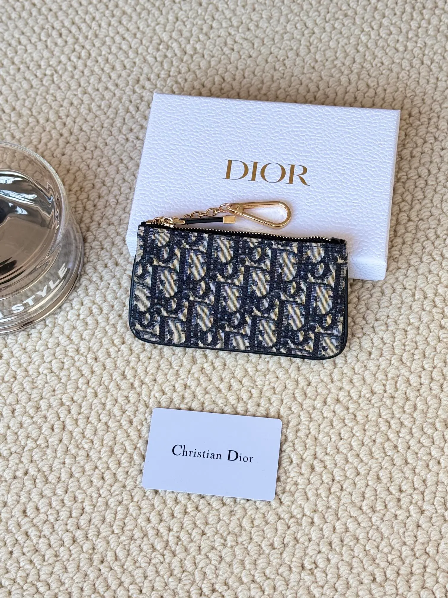 💰140 2024 Spring/Summer Coin Purse Key Bag Size: 14.5*7.6cm Model: S2177UWHC_M30G This Dior Caro card holder is elegant and practical. Made of soft CD fabric ➕cow leather, carefully crafted, elegant and refined. 30 Montaigne Glycine Coin Purse Key Case 🔑 Compact and practical, unique, it can store various daily necessities, suitable for various occasions, and can be matched with its 30Montaigne items. CD logo on front