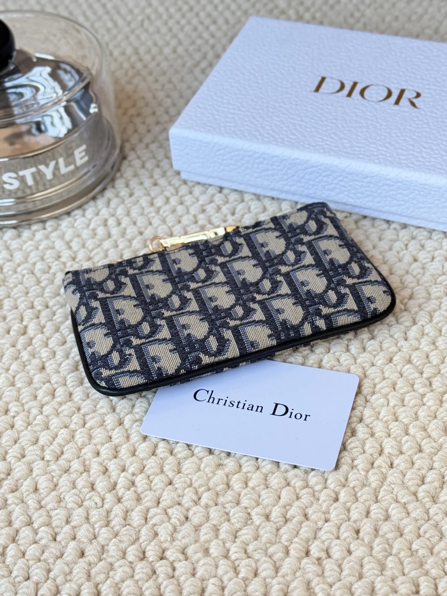 💰140 2024 Spring/Summer Coin Purse Key Bag Size: 14.5*7.6cm Model: S2177UWHC_M30G This Dior Caro card holder is elegant and practical. Made of soft CD fabric ➕cow leather, carefully crafted, elegant and refined. 30 Montaigne Glycine Coin Purse Key Case 🔑 Compact and practical, unique, it can store various daily necessities, suitable for various occasions, and can be matched with its 30Montaigne items. CD logo on front