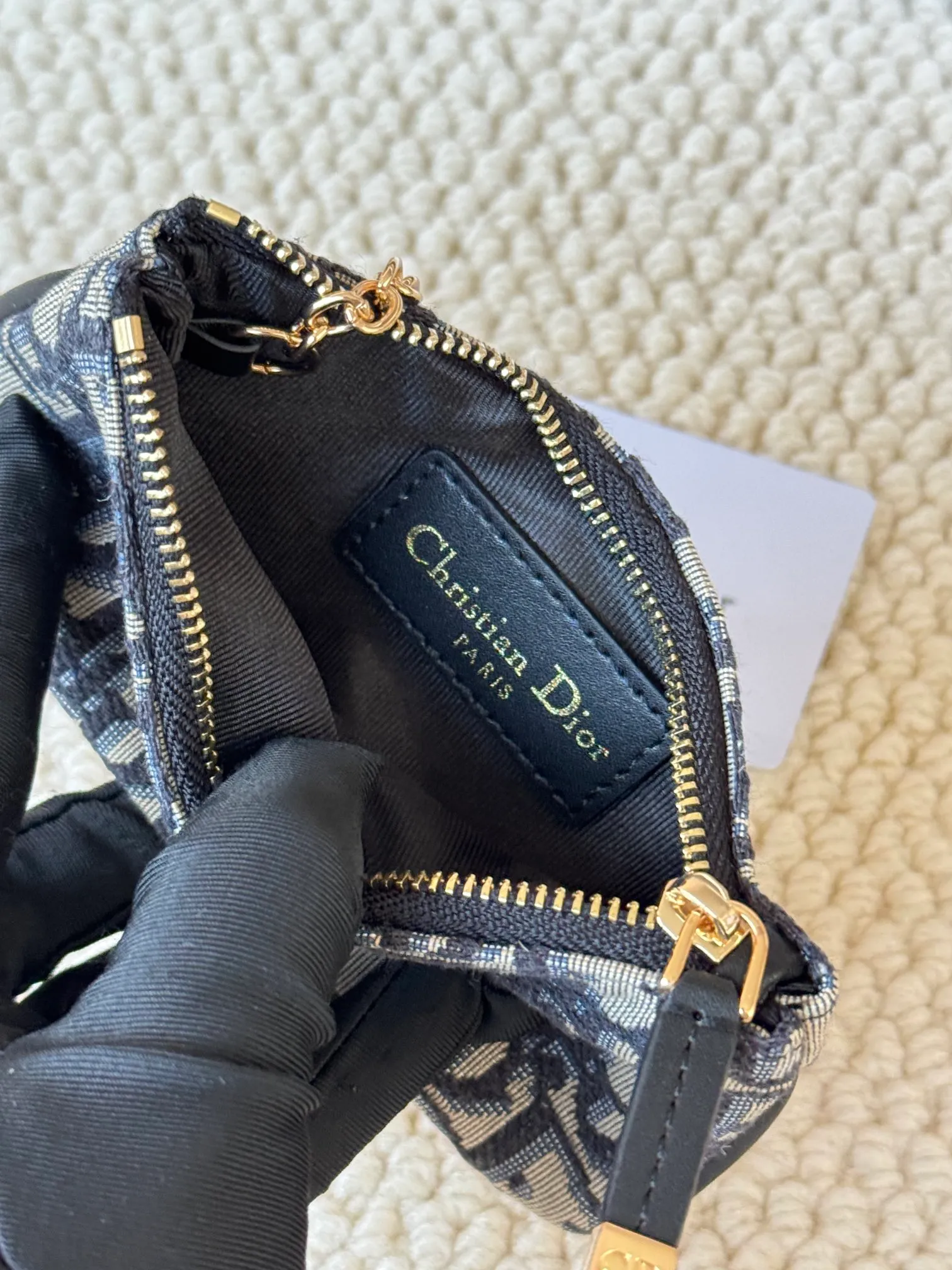 💰140 2024 Spring/Summer Coin Purse Key Bag Size: 14.5*7.6cm Model: S2177UWHC_M30G This Dior Caro card holder is elegant and practical. Made of soft CD fabric ➕cow leather, carefully crafted, elegant and refined. 30 Montaigne Glycine Coin Purse Key Case 🔑 Compact and practical, unique, it can store various daily necessities, suitable for various occasions, and can be matched with its 30Montaigne items. CD logo on front