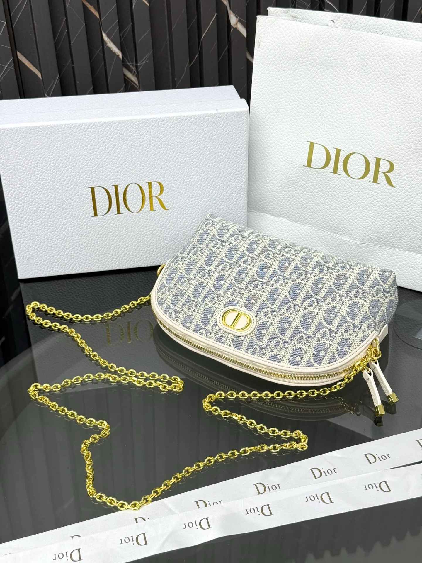 💰230💰The bag is decorated with dior’s signature blue oblique print. It features two chic zippered compartments and a patch pocket to organize a variety of supplies. Available in a large size, it can be worn with other oblique printed pieces. Front CD logo Blue oblique print 1 patch pocket Technical fabric lining Dimensions: 15.5 cm x 24 cm x 7 cm Reference number: S2123