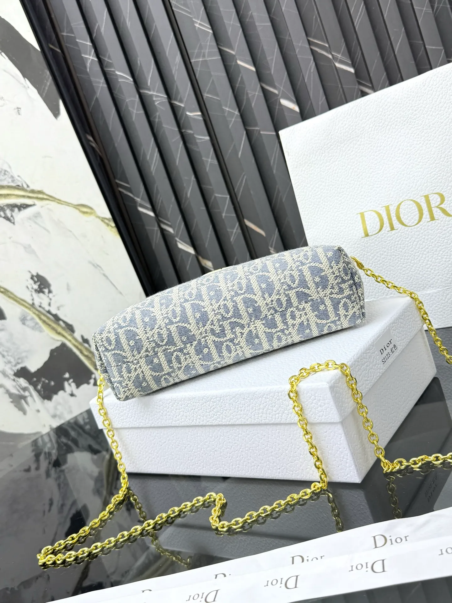💰230💰The bag is decorated with dior’s signature blue oblique print. It features two chic zippered compartments and a patch pocket to organize a variety of supplies. Available in a large size, it can be worn with other oblique printed pieces. Front CD logo Blue oblique print 1 patch pocket Technical fabric lining Dimensions: 15.5 cm x 24 cm x 7 cm Reference number: S2123