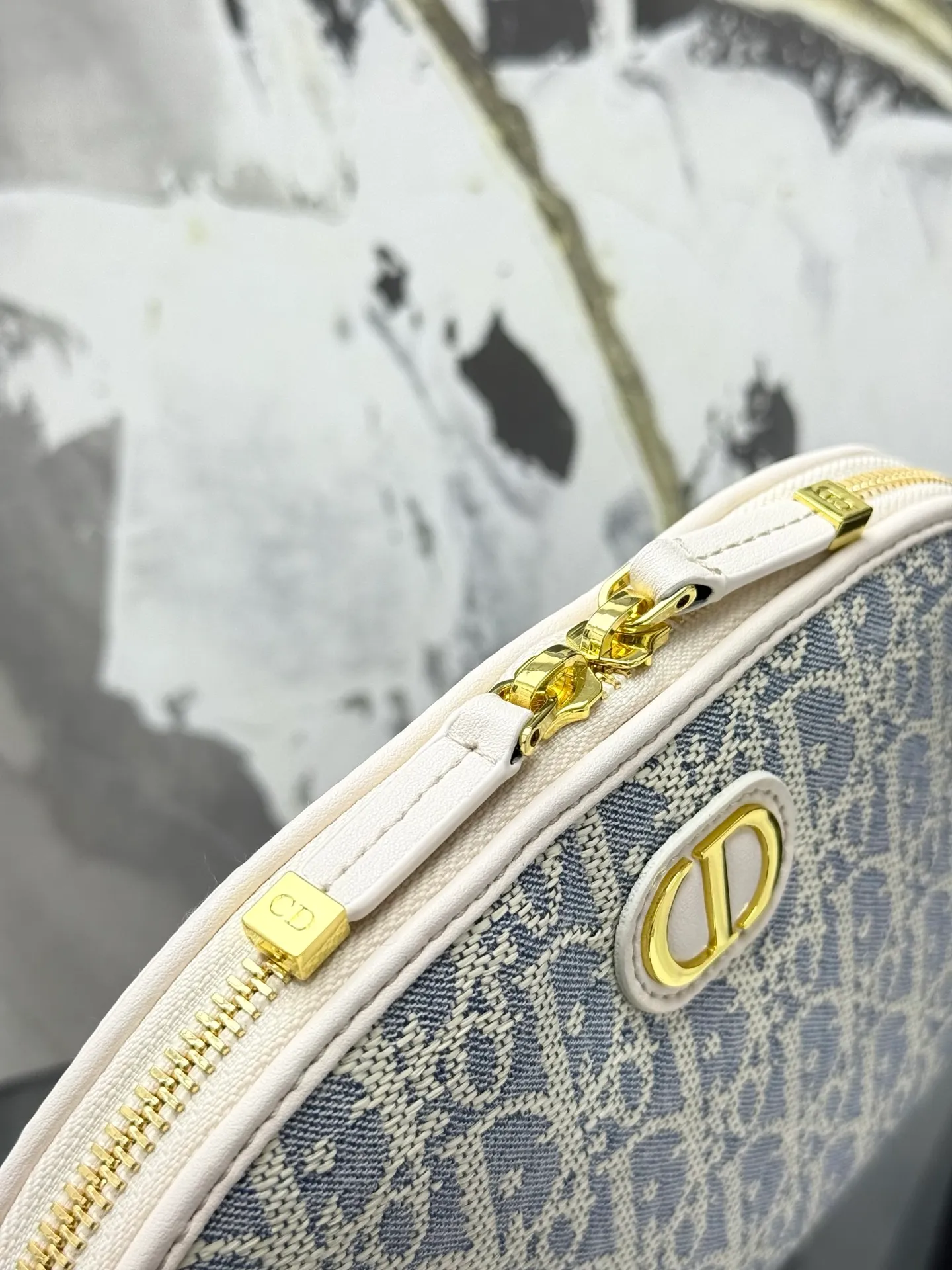 💰230💰The bag is decorated with dior’s signature blue oblique print. It features two chic zippered compartments and a patch pocket to organize a variety of supplies. Available in a large size, it can be worn with other oblique printed pieces. Front CD logo Blue oblique print 1 patch pocket Technical fabric lining Dimensions: 15.5 cm x 24 cm x 7 cm Reference number: S2123