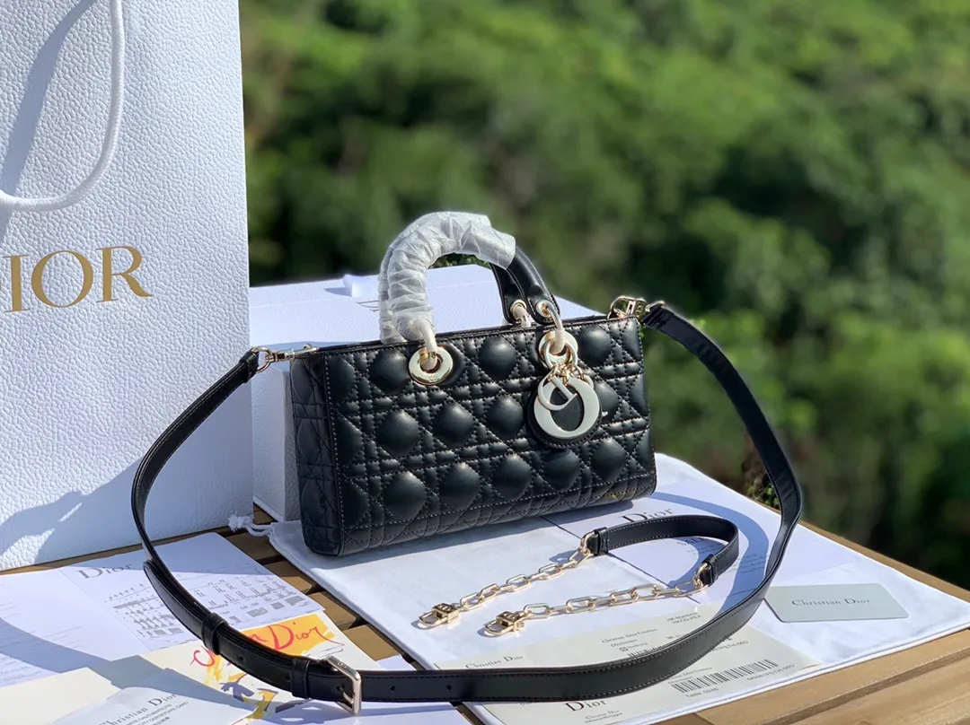 ❗️❗️❗️Free shipping with SF Express for year-end events❗️❗️❗️💰1900 Size 26-13.5-5cm 2022 early spring style, 𝗗𝗶𝗼𝗿 𝗗-𝗝𝗼𝘆 𝗯𝗮𝗴 Dior Rectangular Princess Diana Princess Diana can be said to be one of Dior's most popular bags, and it can also be regarded as one of the classics in the fashion circle. It is carefully made of the original classic French cannage pattern and topstitched lambskin, and is paired with a light gold-finished metal "D.I.O.R." pendant.