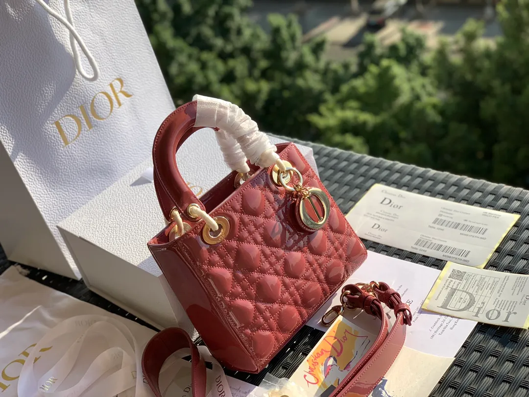 Top upgraded version💰2000 size 20x16.5x8CM patent leather 4 grid overseas channels! Original raw materials, absolutely good quality! The Dior three-lattice patent leather Diana bag is something you must buy every time you hit the bag! This hibiscus pink color is a new color. It is similar to a dry rose color in real life. It is beautiful and gentle, and the patent leather model will give people a feeling of sparkling nobility. The surface of the bag is sparkling and looks amazing. It is simply a standard bag for "heroines". Compared with sheepskin or nubuck leather, patent leather will be more eye-catching!