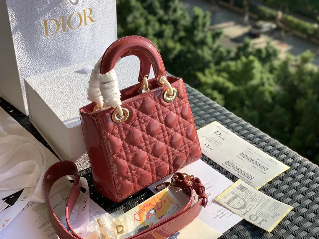 Top upgraded version💰2000 size 20x16.5x8CM patent leather 4 grid overseas channels! Original raw materials, absolutely good quality! The Dior three-lattice patent leather Diana bag is something you must buy every time you hit the bag! This hibiscus pink color is a new color. It is similar to a dry rose color in real life. It is beautiful and gentle, and the patent leather model will give people a feeling of sparkling nobility. The surface of the bag is sparkling and looks amazing. It is simply a standard bag for "heroines". Compared with sheepskin or nubuck leather, patent leather will be more eye-catching!