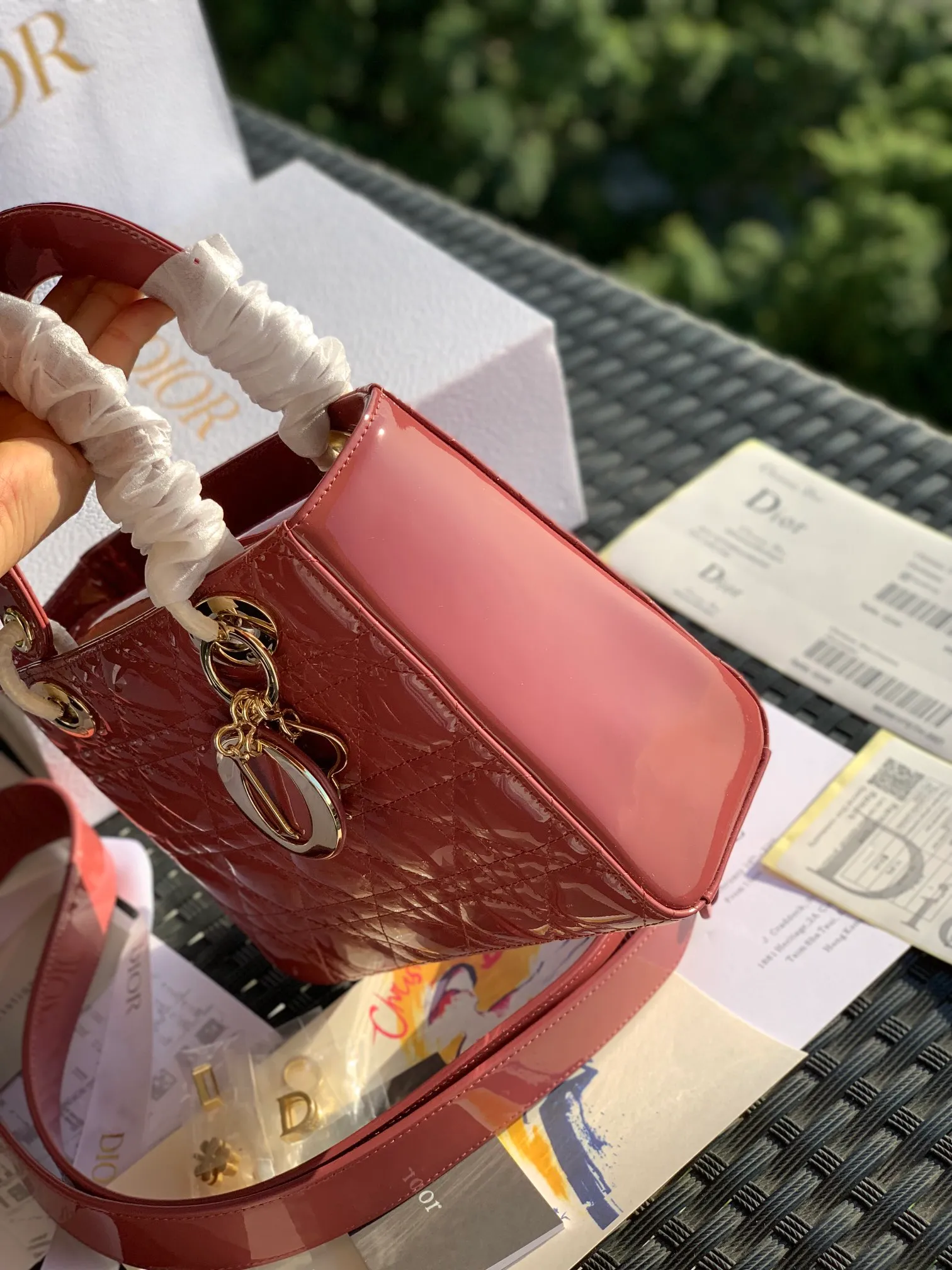 Top upgraded version💰2000 size 20x16.5x8CM patent leather 4 grid overseas channels! Original raw materials, absolutely good quality! The Dior three-lattice patent leather Diana bag is something you must buy every time you hit the bag! This hibiscus pink color is a new color. It is similar to a dry rose color in real life. It is beautiful and gentle, and the patent leather model will give people a feeling of sparkling nobility. The surface of the bag is sparkling and looks amazing. It is simply a standard bag for "heroines". Compared with sheepskin or nubuck leather, patent leather will be more eye-catching!