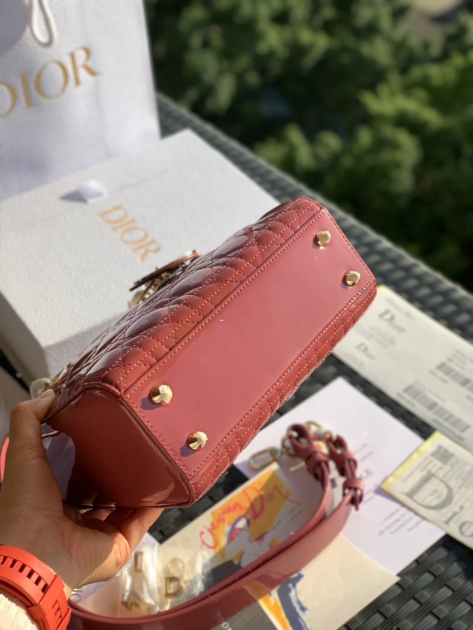 Top upgraded version💰2000 size 20x16.5x8CM patent leather 4 grid overseas channels! Original raw materials, absolutely good quality! The Dior three-lattice patent leather Diana bag is something you must buy every time you hit the bag! This hibiscus pink color is a new color. It is similar to a dry rose color in real life. It is beautiful and gentle, and the patent leather model will give people a feeling of sparkling nobility. The surface of the bag is sparkling and looks amazing. It is simply a standard bag for "heroines". Compared with sheepskin or nubuck leather, patent leather will be more eye-catching!